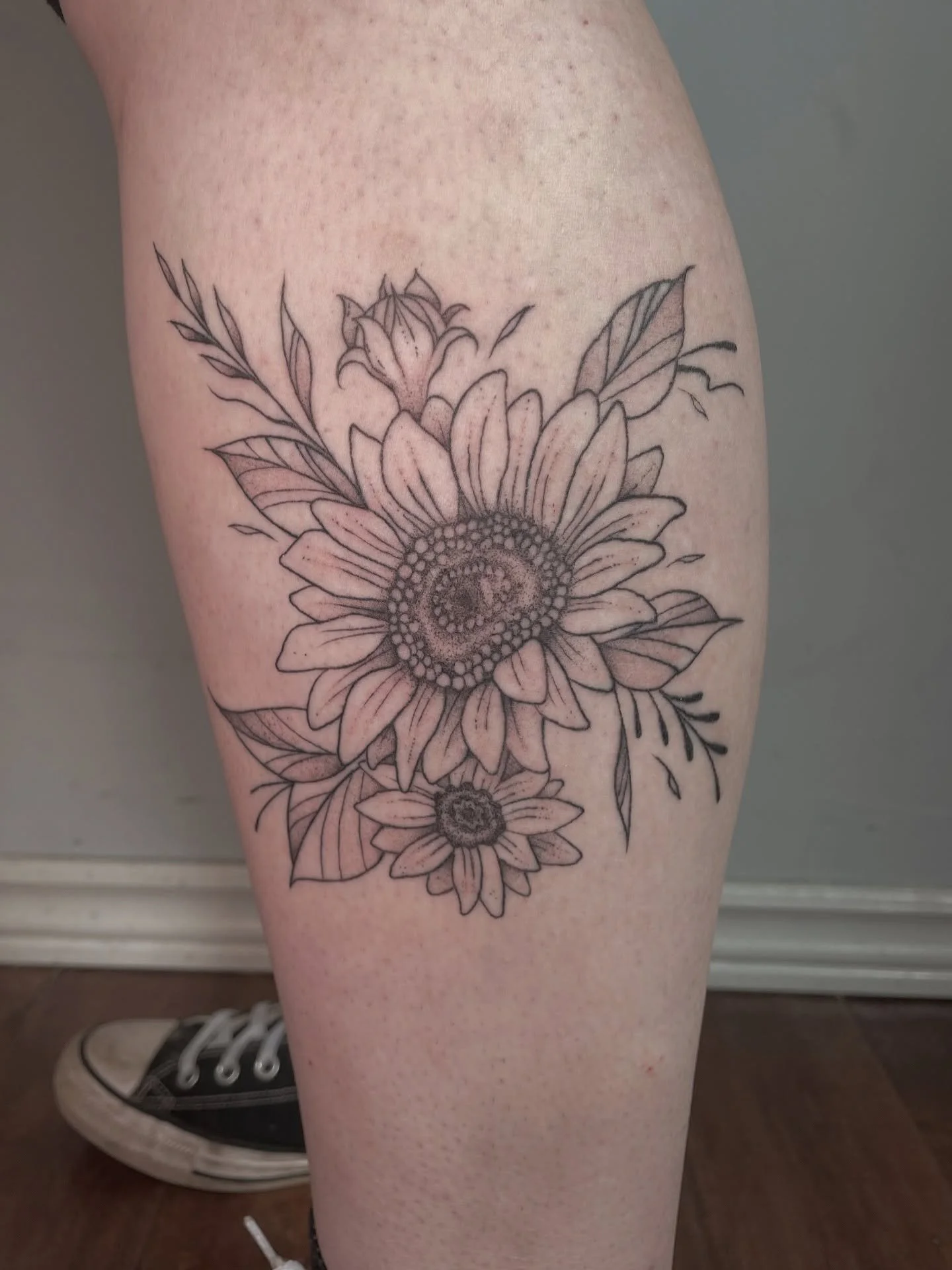 Some sunflowers to celebrate a sunny summer 🌻🌻
•
My books are open for flash and custom designs. DM me for pricing and booking, or visit the @obscura.tattoo website!
•
#ottawaartist #ottawatattoos #tattoos #femaleartist #ottawafemaleartis