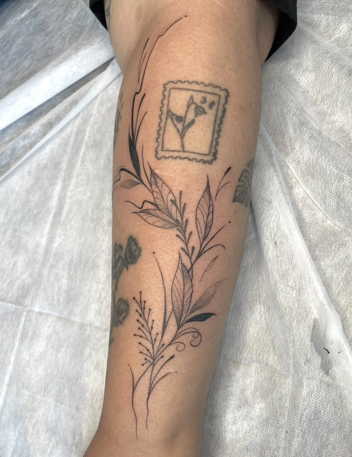 Everyday I get to do some gothic botanicals is a good day ❤️🥀🖤
•
My books are open for flash and custom designs. DM me for pricing and booking, or visit the @obscura.tattoo website!
•
#ottawaartist #ottawatattoos #tattoos #femaleartist #o