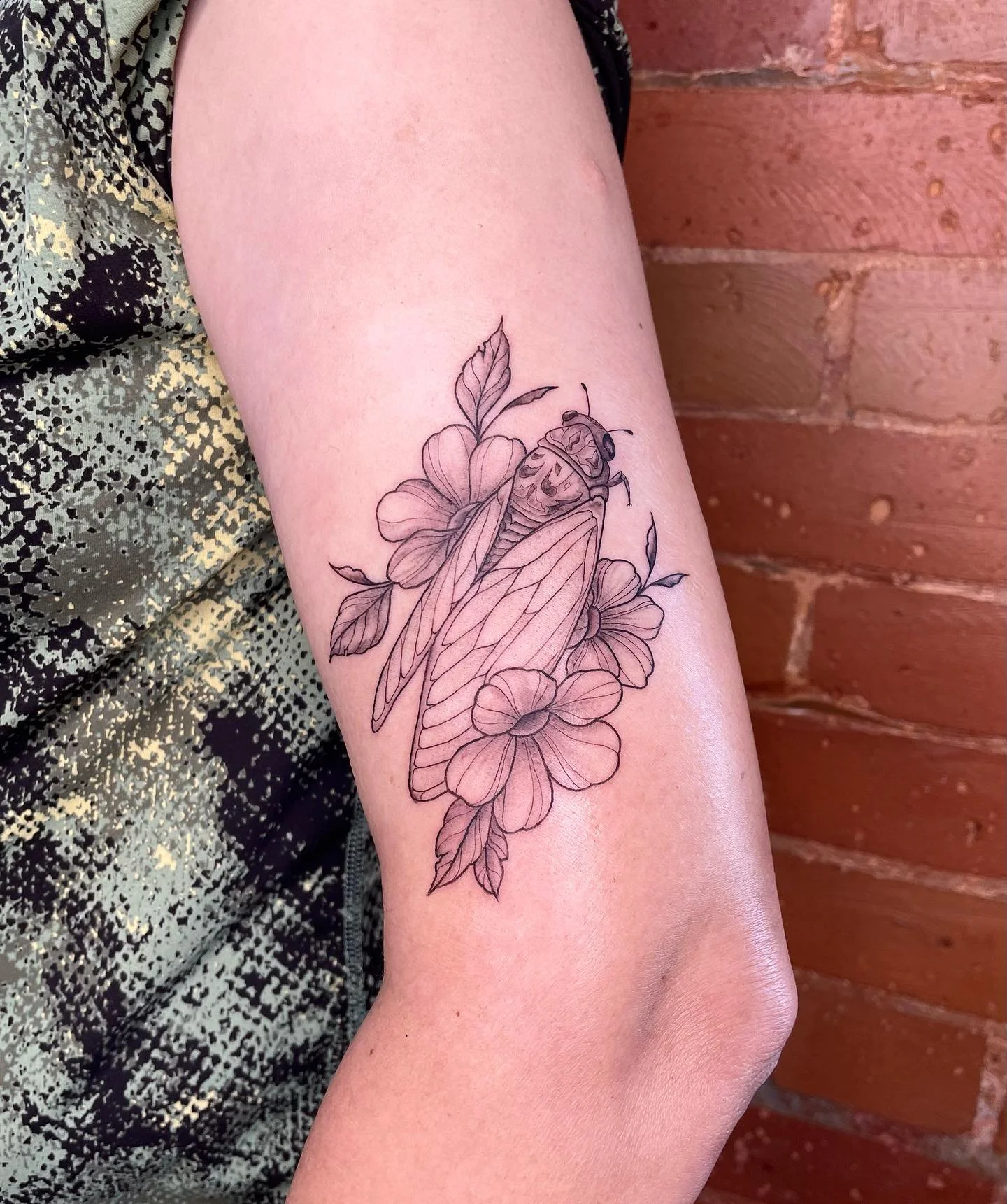 This is by far one of my favourite tattoos ever! Beautiful cicada for Melissa! 🤗 Thank you for your continuous support! I’d love to do more bugs like this with florals!
#cicadatattoo #illustrativetattoo #neotradtattoo #blackandgreytattoo #bug