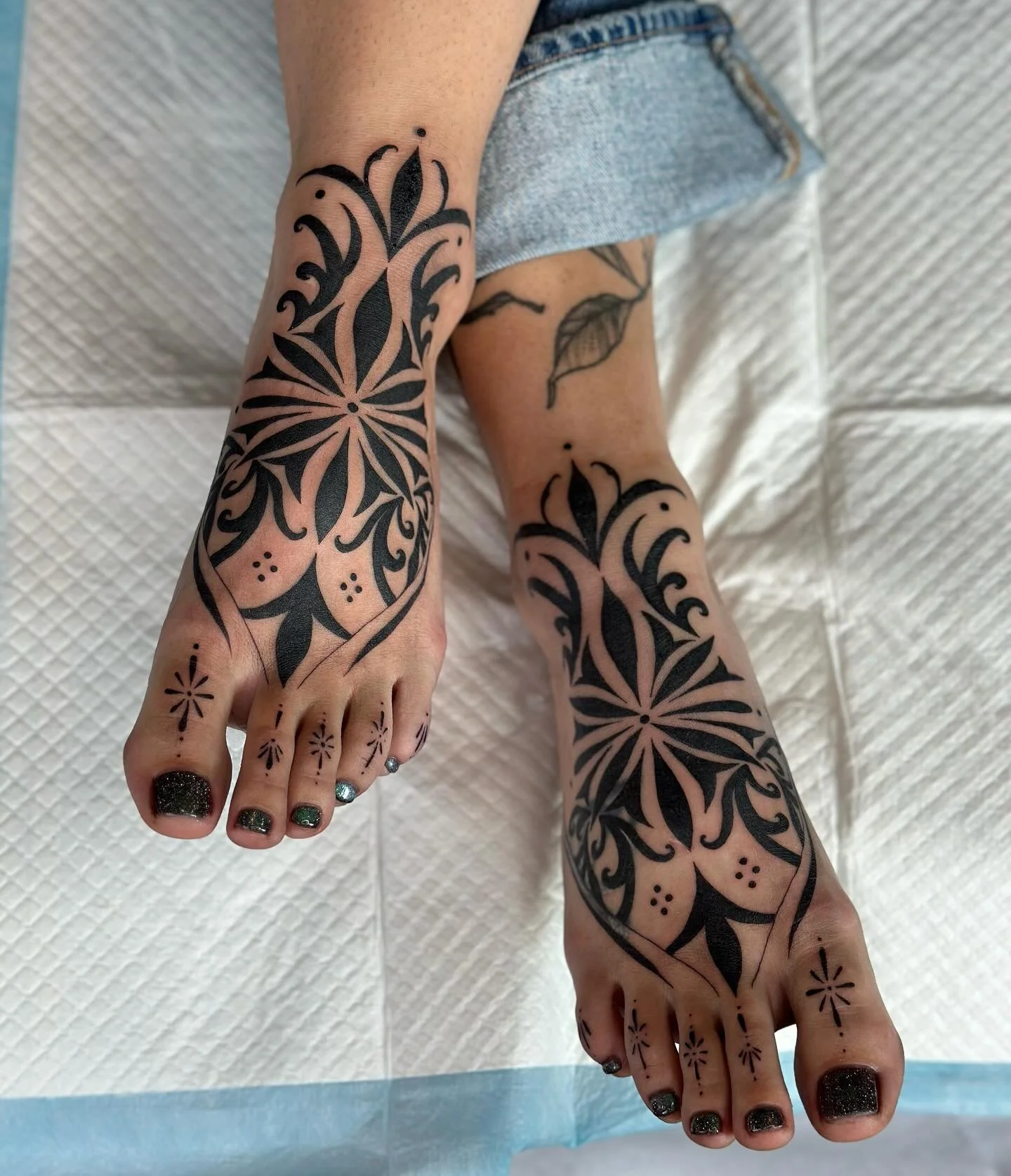 ⟡ 1 session/ 5 hours later!! so beyond happy with how these came out! not to mention it being a cover up as well! (last slide shows the stencil) thank you for your trust @kaaksauce !! ⟡ 

⟡ Link in bio to book!! Booking December 2025

@obscura.tattoo