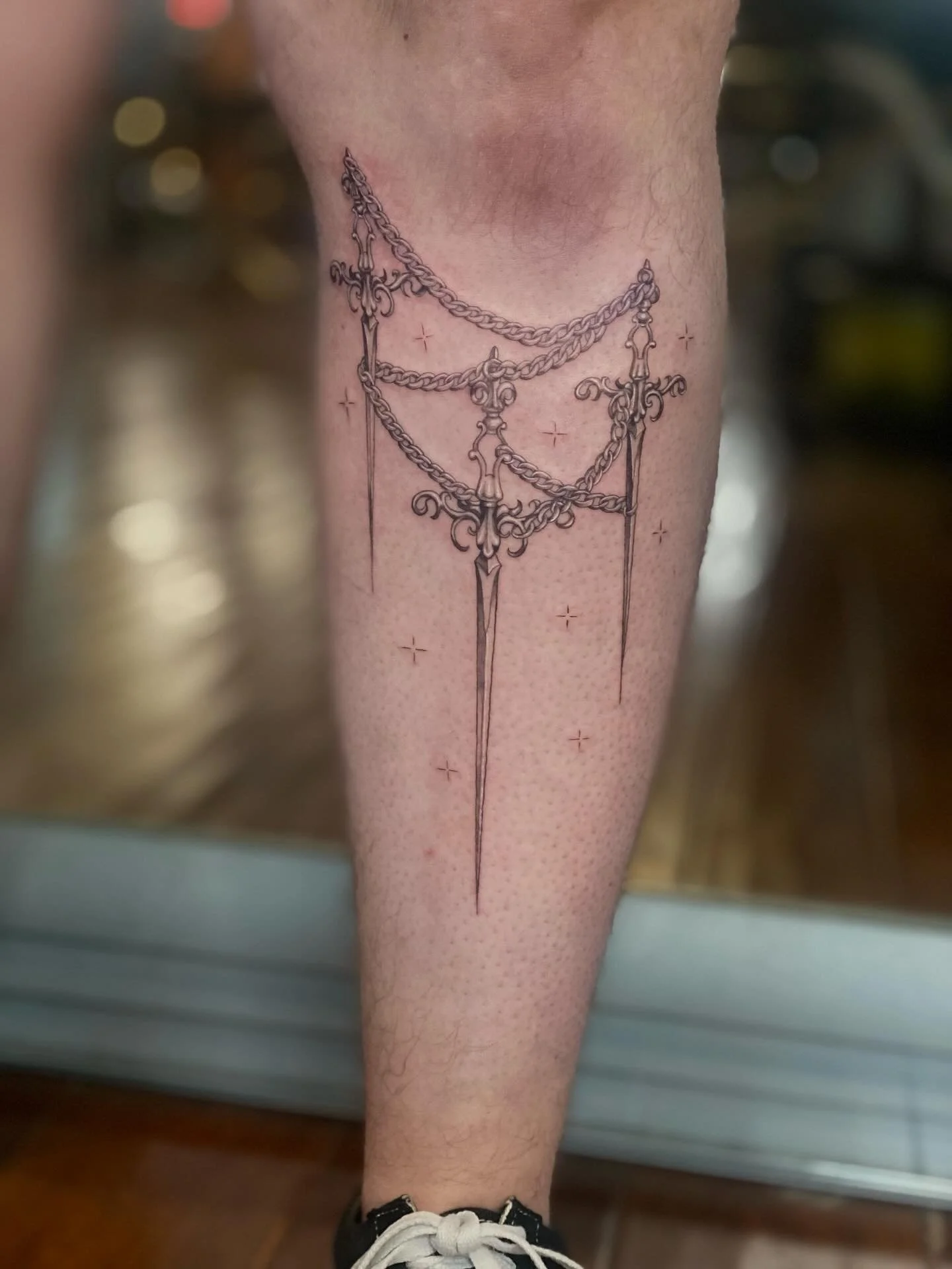 ⚔️Delicate realism swords⚔️
.
Releasing my inner @ryanashleymalarkey one tattoo at a time ✨
.
Done @obscura.tattoo 
@anarchy_tattoo_supplies 
@emalla.canada 
@emalla.official 
@kwadron 
@dynamiccolor 
.
#darienwrona #ottawatattooartist #ottawatattoo 