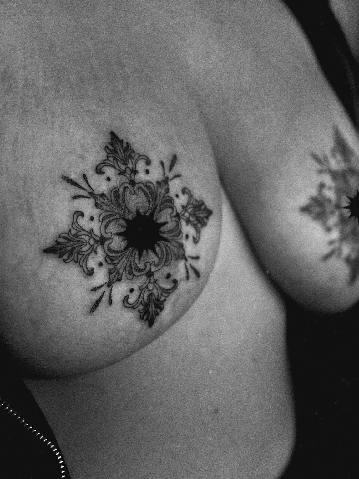 ⟡ did yall know i also do nipple tattoos?!! ⟡ 

⟡ Link in bio to book!! Booking January 2026 

@obscura.tattoo 

#femaletattooartist #art #artistsoninstagram #artwork #tattoo #tattooart #ottawatattoo #ottawaartist #ottawa #fineline #finelinetattoo #t