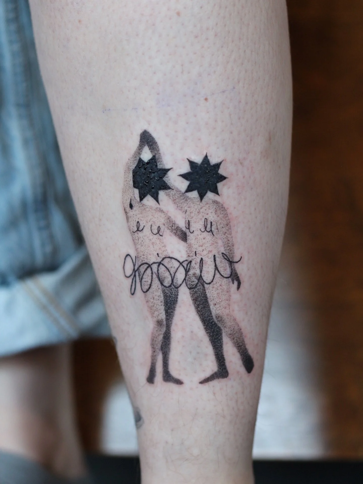 Une petite danse 🪩🩰
.
.
.
Artist: @stephsta2s 
Studio: @obscura.tattoo 
.
.
.
#art #artist #ottawaartist #ottawa #ottawau #obscura #obscuratattoo #pointilism #pointilismtattoo #finelinetattoo #dancertattoo #dancers #illustrativetattoos