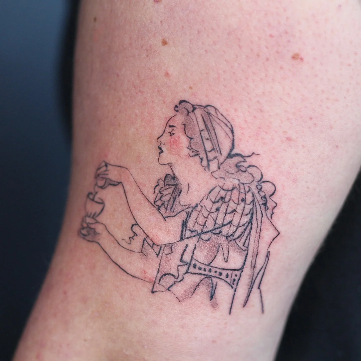 Based on “The Love Potion” by Evelyn De Morgan
Swipe to see the added colours to this piece! 
The flash was originally black and grey but we wanted a little more to make it pop! It took us two sessions as we needed to step back and thin