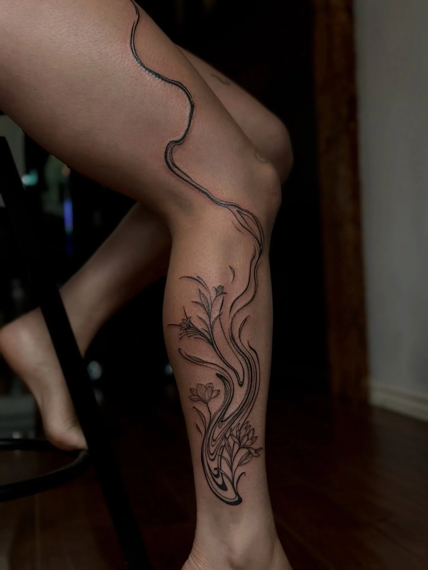 Beautiful floral abstract done by @artbyrobs 💐
.
.
.
Done @obscura.tattoo 
.
.
.
#tattoo #tattooartists #obscura #obscuratattoo #abstract #florals #femaleartist #fineline #blackwork #ottawatattoos #ottawa