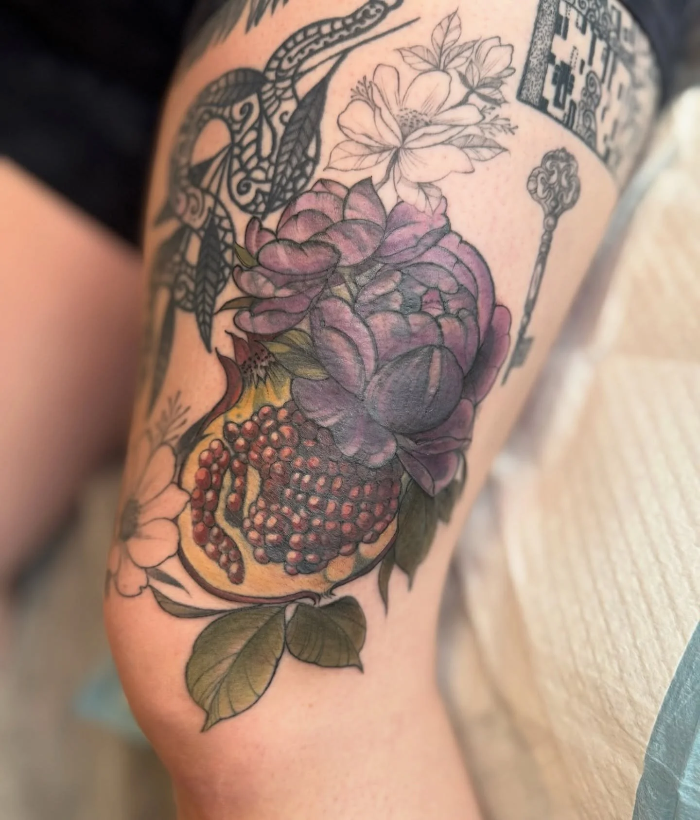 Beautiful coverup done by @mariah.landers 
.
.
.
Artist: @mariah.landers 
Studio: @obscura.tattoo 
.
.
.
#coveruptattoos #coverup #pomegranate #flower #colourtattoos #ottawa #ottawaartist #artist #ottawau #obscura #obscuratattoo