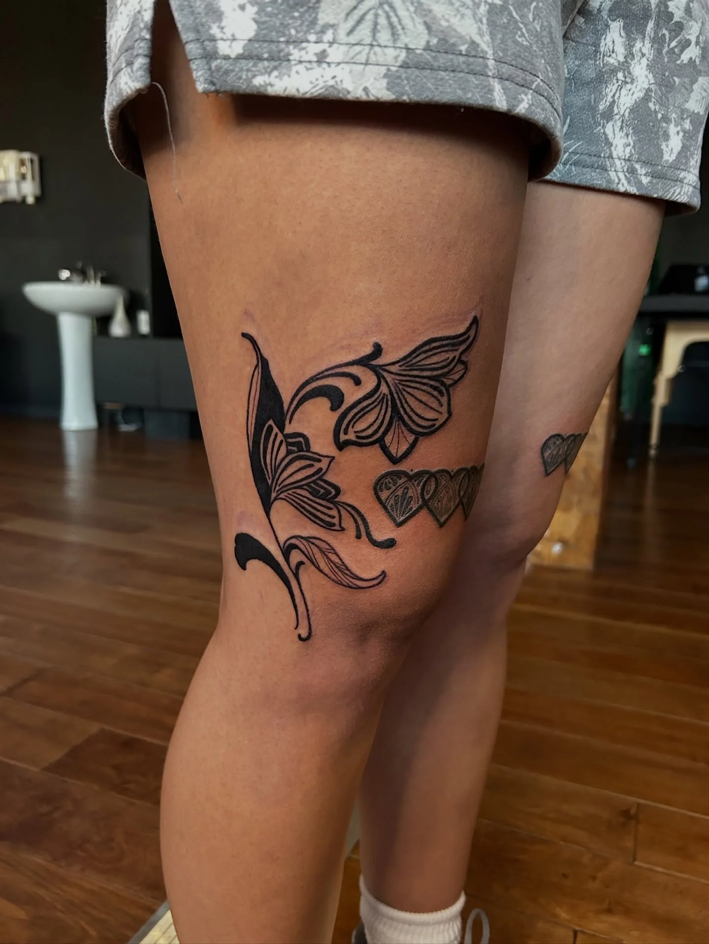 Such a beautiful addition 🌸
.
.
.
Artist: @harveyztattooz 
Studio: @obscura.tattoo 
.
.
.
#blackwork #flower #flowertattoo #blackworktattoo #ottawa #ottawatattoos #tattoos #tattooartist #ottawaartist #tattooideas
