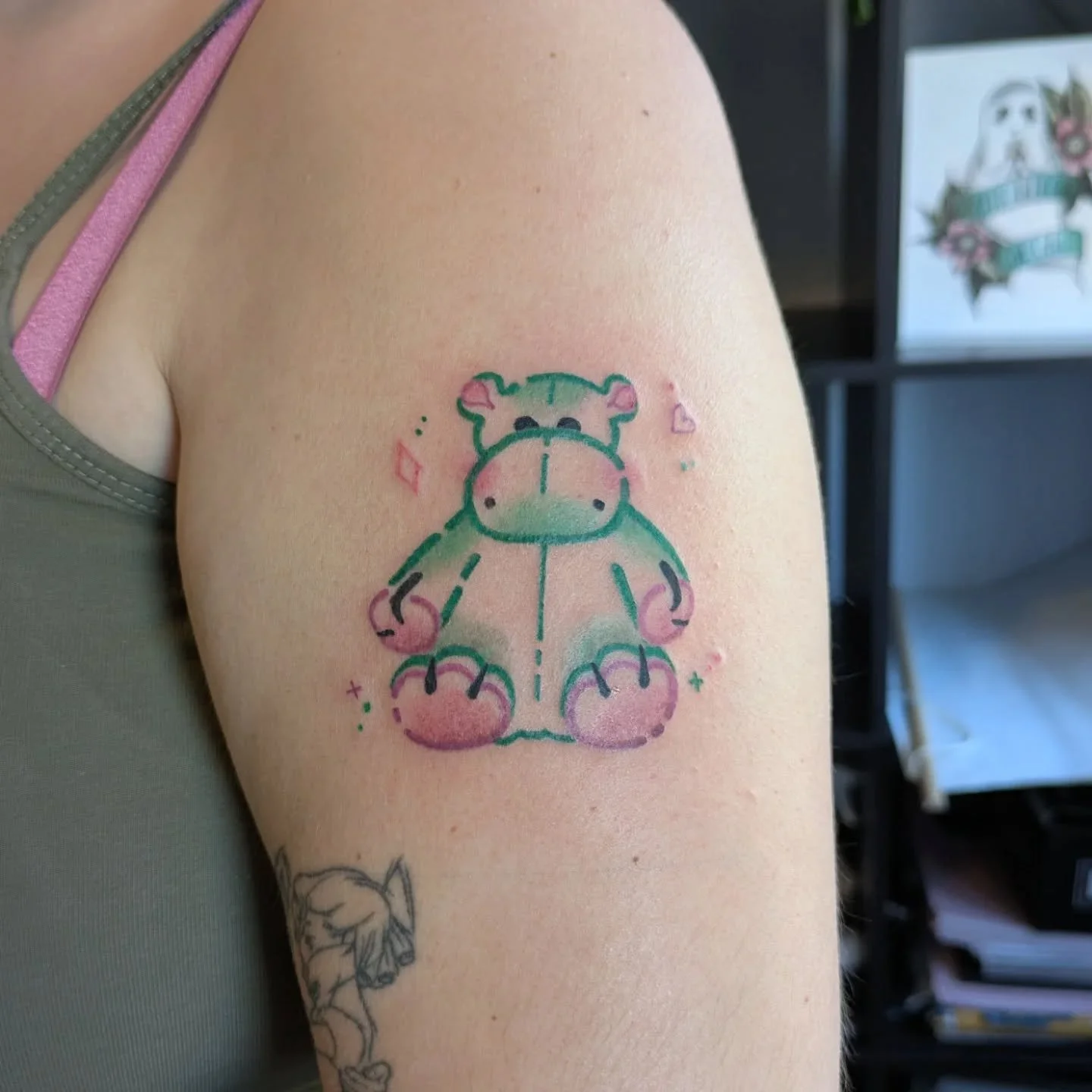 I loved drawing this piece and I loved tattooing it 🥰🥰 
Thank you @mymooouu for the lovely project ☺️ 
.
.
.
.
.
.
.
.
.
.
.
.
.
.
.
.
.
#queerart #womentattoos #tattooottawa #tattoogatineau #tattooartist #obscura #obscuratattoo #ottawatattoo #sib