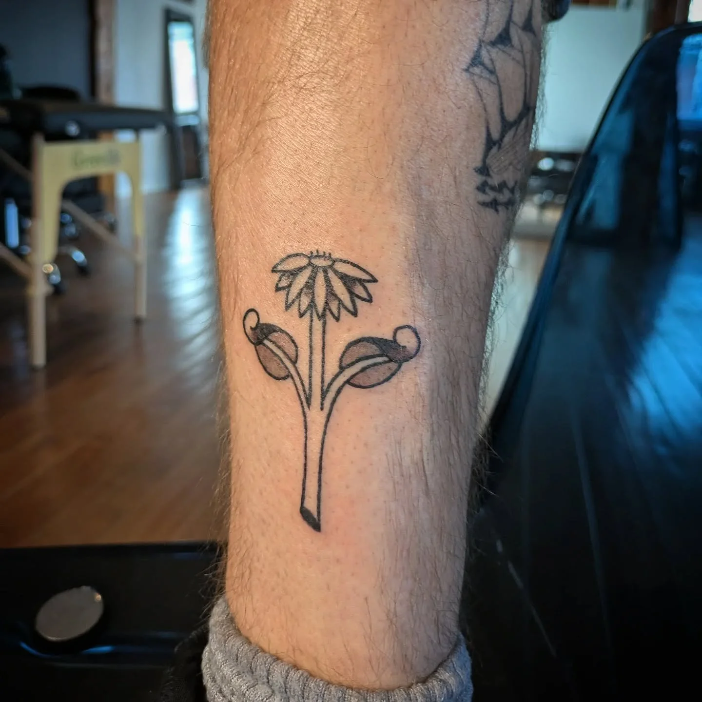 Forgive the background, I still haven't figured out how not to be weird when I ask for pictures at the end of an appointment 🫣 
I'm so happy this flash piece finally found a home 🥰 gives me hope for the rest of them haha
.
.
.
.
.
.
.
.
.
.
.
#quee