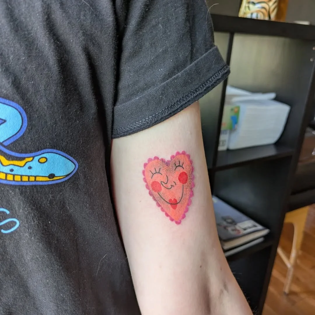 I'm so happy these hearts finally found a home 🥲 thank you to all scrollers out there, dedicated to finding forgotten flash pieces in need 🫡 
.
.
.
.
.
.
.
.
.
.
.
.
.
.
.
#queer #queertattooartist #queerart #womentattoo #reservoirtattoo #tattooott