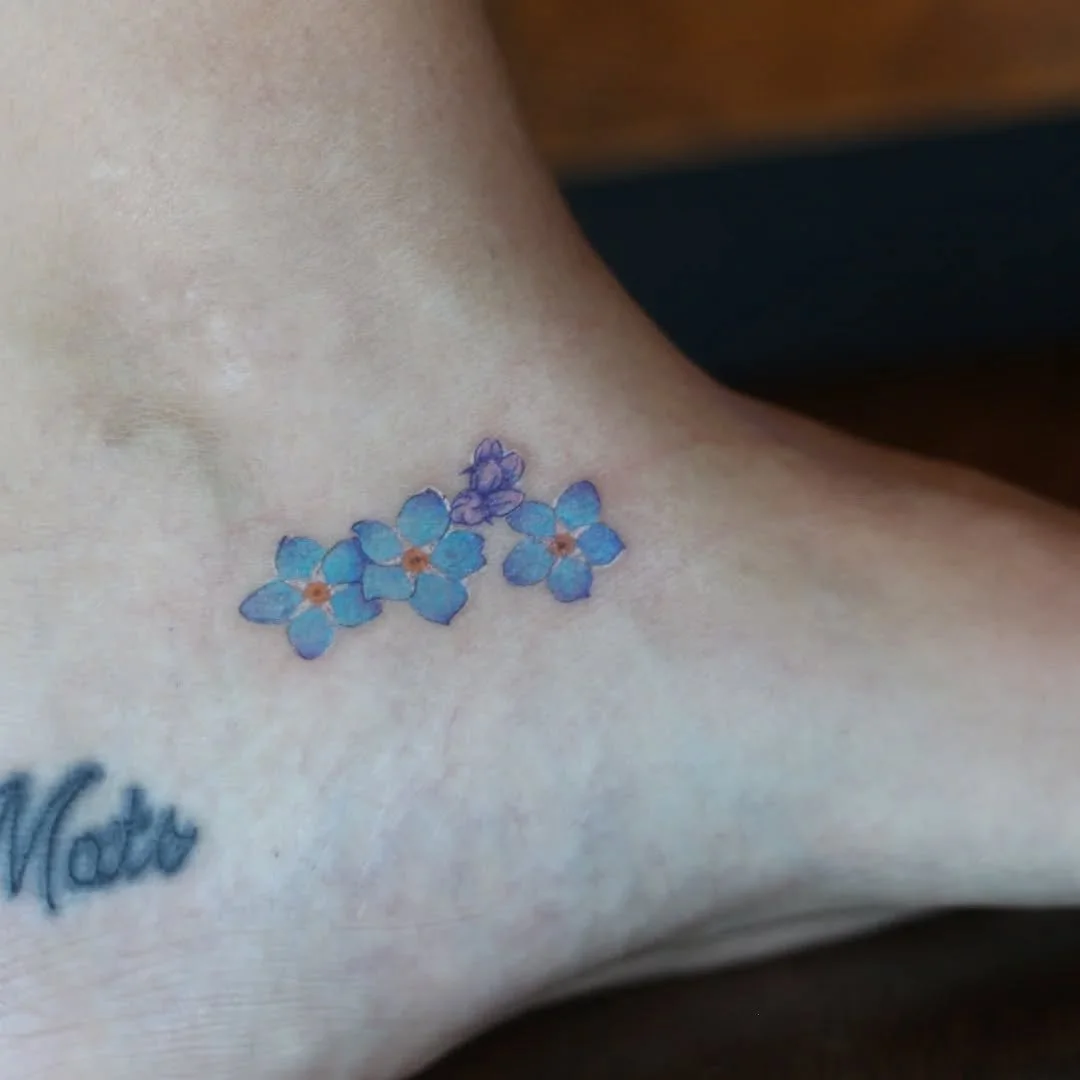 I love the colour of forget-me-nots. It's one of my favourites ❤️ 
.
.
.
.
.
.
.
.
.
.
.
.
#queertattooartist #queerart #walkintattoo #womentattoo #reservoirtattoo #tattooottawa #tattooartists #TattooDesign #tattoogatineau #OttawaTattooArtist #orneme