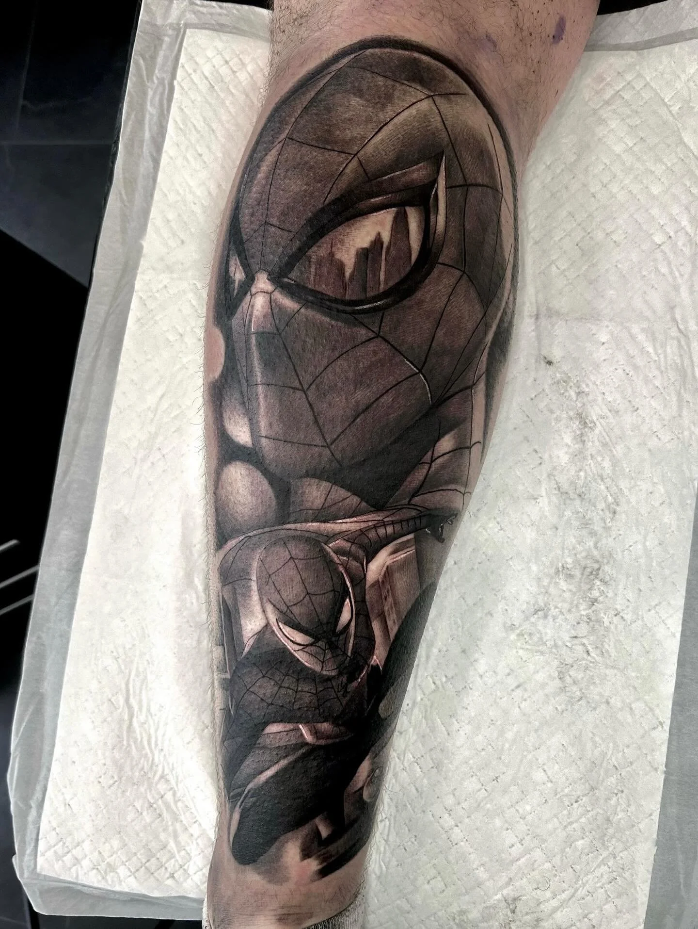 Spider Man 🕷️🕸️ swipe to see the healed version! I got to tattoo one of my favourite characters and it was so much fun!
•
@marvel 
@spiderman 
@kwadron 
@obscura.tattoo 
•
#spiderman #spidermantattoo #spidermantattoos #marvel #marvelfans
