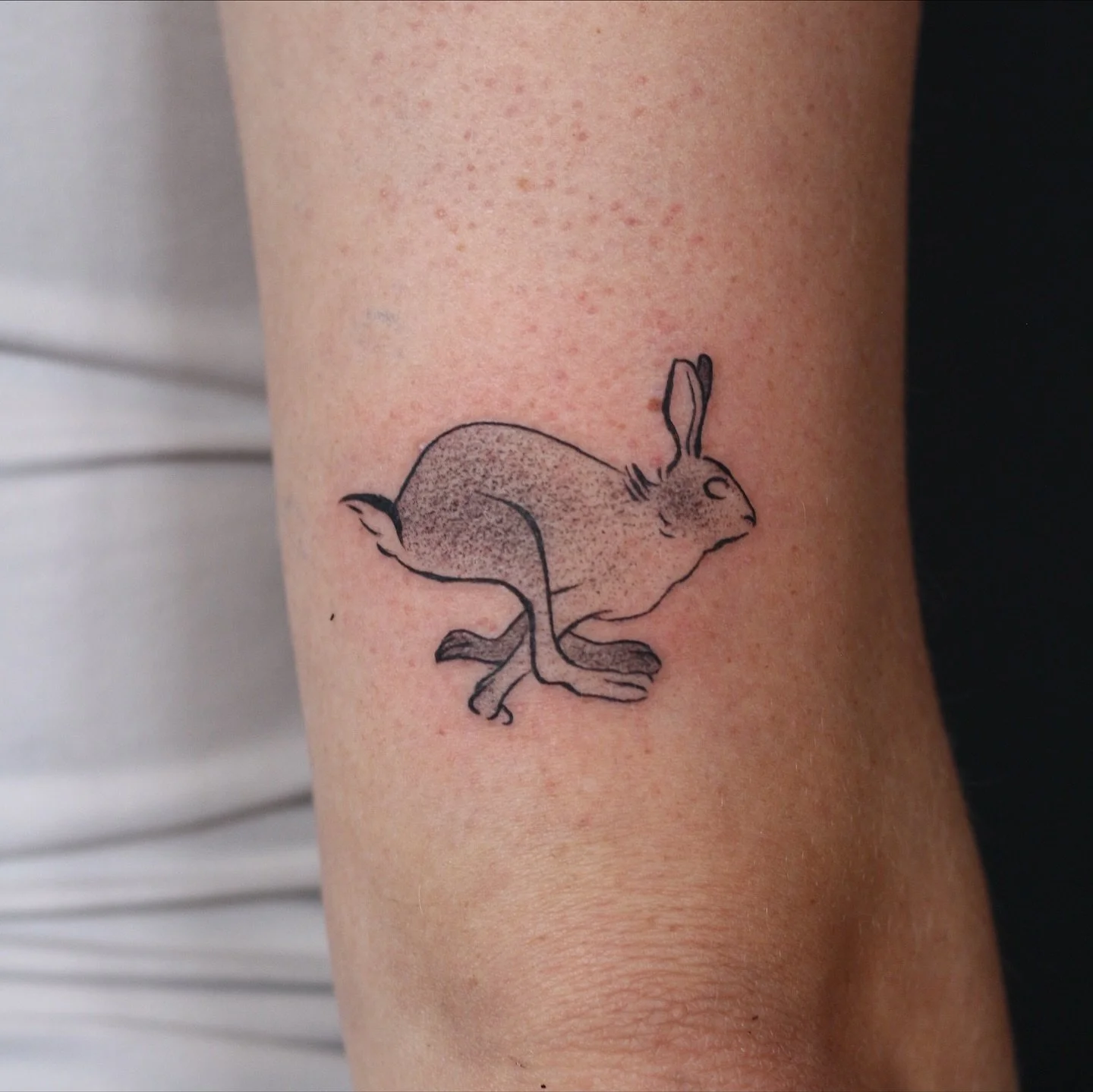 Thank you for trusting me with your first arm piece~ had so much fun with this inky lil rabbit 🥹✨ I really love that you all are into my play on line weight lately it makes my artsy heart so happy hehe
Done at @obscura.tattoo 
Supplied by @anarchy_