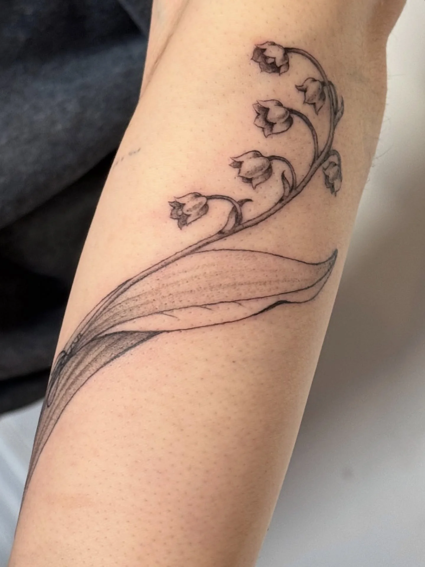 Lily of the Valley birth month flower for Chyna! Thank you so much for coming by, I hope you had a safe trip 💕

&bull;&bull;&bull;
For the month of October, I am offering flash pieces starting from $150-200.

I am only offering these flash pieces on