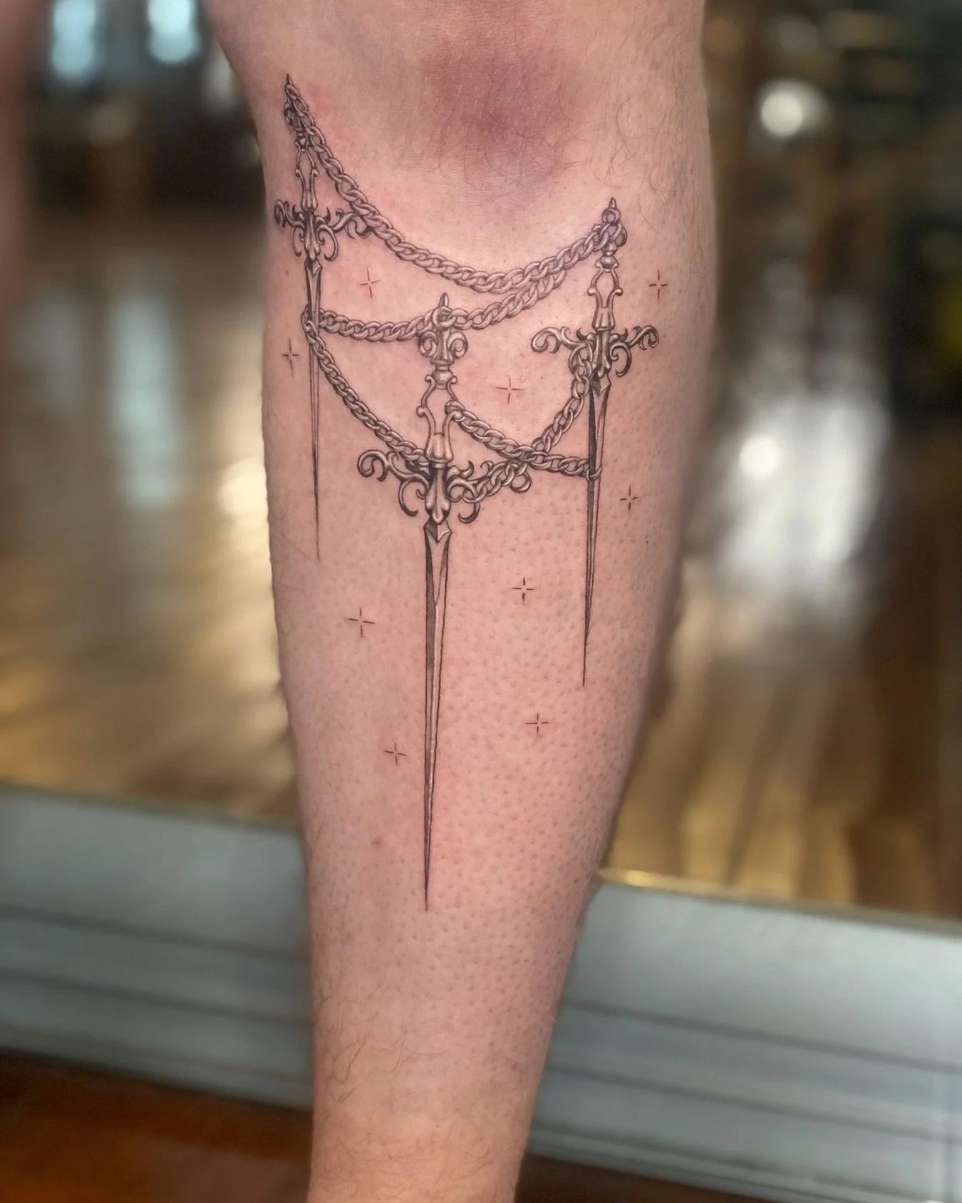 We loove these swords that @darienwrona.tattoo tattooed not too long ago! ⚔️
.
.
.
Studio: @obscura.tattoo 
.
.
.
#realismtattoo #ottawatattoo #ottawagatineautattooexpo #blackandgreytattoos #swords