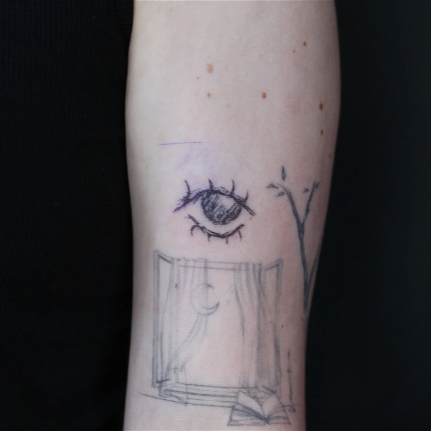 This eye in a fun textured dotwork style is inspired by the original pencil sketch done by her sister 🖤 I hope she is really happy that this piece is finally on skin 🥹👁️
Done at @obscura.tattoo 
Supplied by @anarchy_tattoo_supplies 
#tattoo #tat