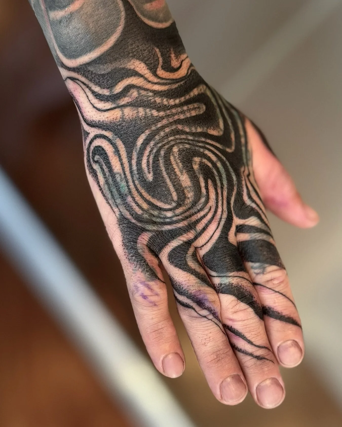Abstract blast over on the hand ! 
.
.
.
Artist : @mariah.landers 
Studio : @obscura.tattoo 
.
.
.
#abstract #marbling #tattoos #ottawatattoos #ottawagatineautattooexpo #ottawa