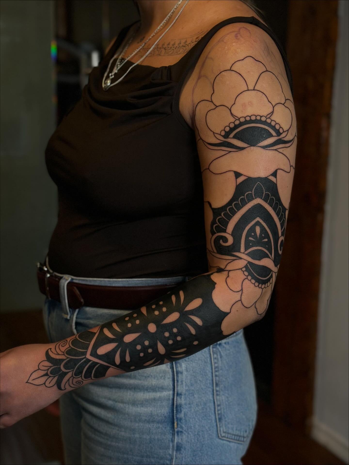 ⟡ First session complete! 5 hours total! (line work on last slide) shout out to @camilalimbrunner for sitting like an absolute rock!! can&rsquo;t wait to finish it!! see you next month🫶🏼⟡ 

⟡ Booking link in bio! 

@obscura.tattoo 

#femaletattooar