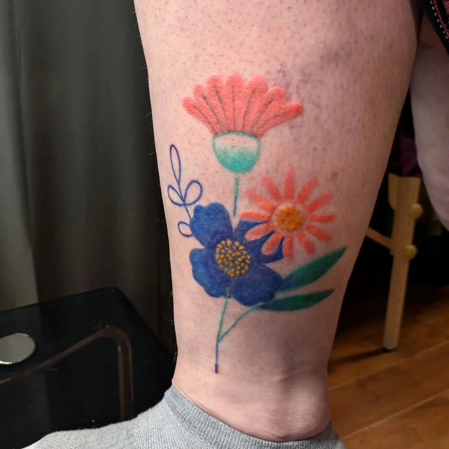 Can you believe this is the best picture I got of this tattoo? I really thought I was doing well with this setup and when I looked at the pictures later, all but one were blurry 😂 at least the tattoo is pretty 😻
.
.
.
.
.
.
.
.
.
#queerart #womenta