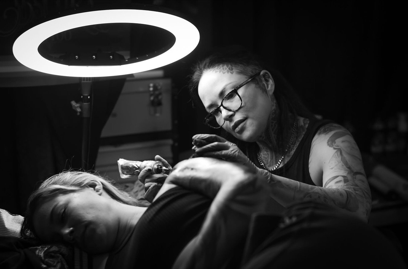 Some gorgeous shots by @kiddgloves 

Thanks for capturing these shots of us doing our thing at 
another year with my loves and @obscura.tattoo at  the @ottawa_gatineau_tattoo_expo. 
Thanks to everyone who stopped by to say hi 
and the various coffee 