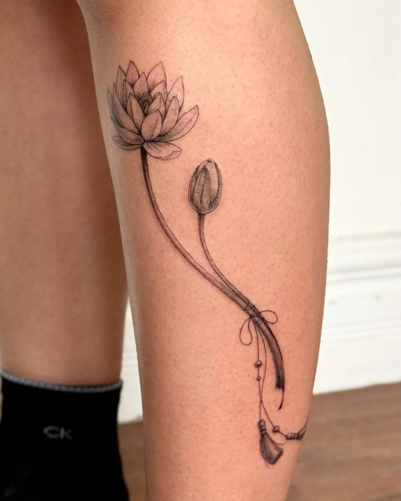 Beautiful Waterlily done by @sablii.tattoo 
.
.
.
Artist : @sablii.tattoo 
Studio : @obscura.tattoo 
.
.
.
#flowertattoo #tattooidea #obscuratattoo