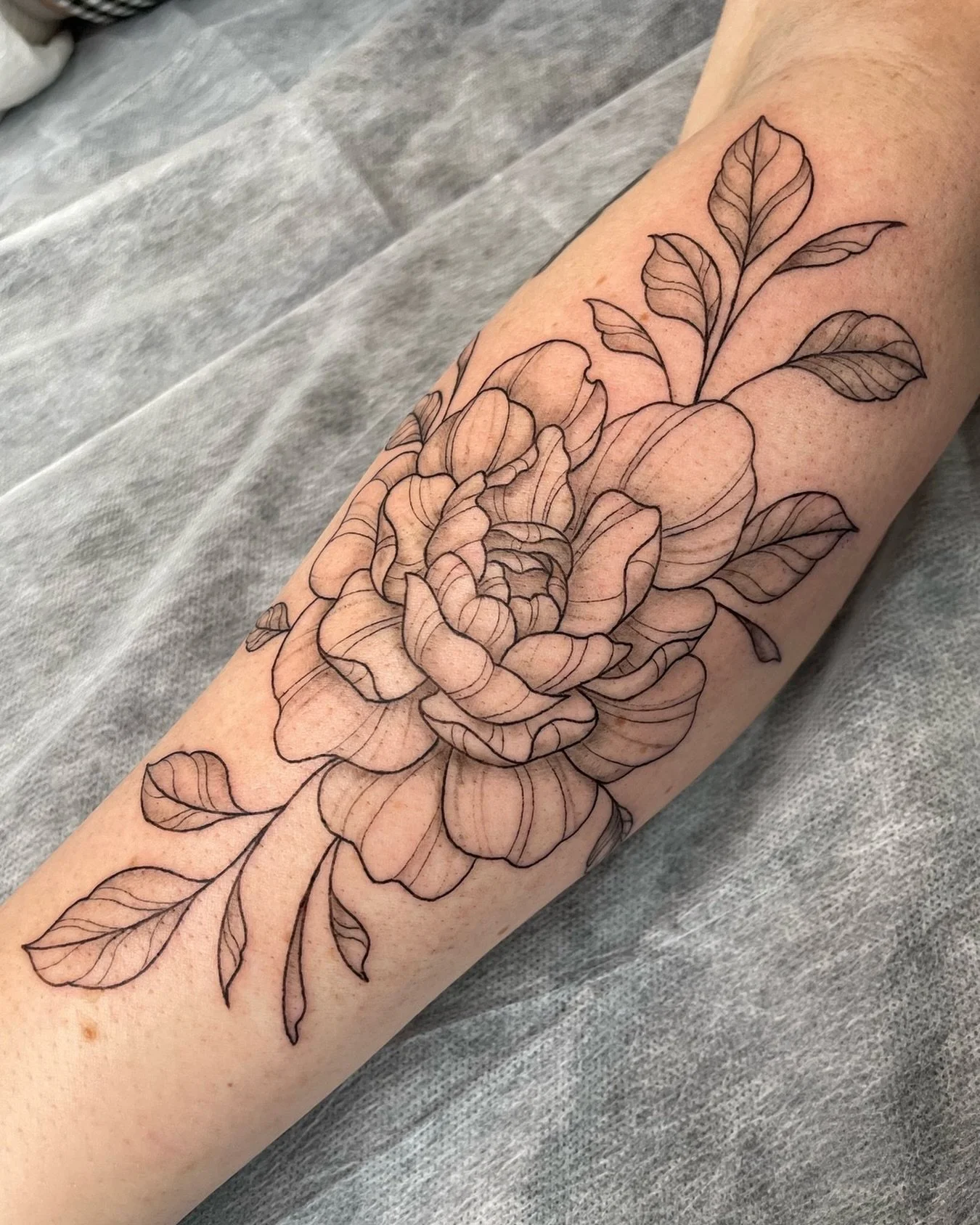 Beautiful Florals done by @tattoosbyabbeysmith 
.
.
.
Artist: @tattoosbyabbeysmith 
Studio: @obscura.tattoo 
.
.
.
#floraltattoo #tattooideas #obscuratattoo #ottawatattoos