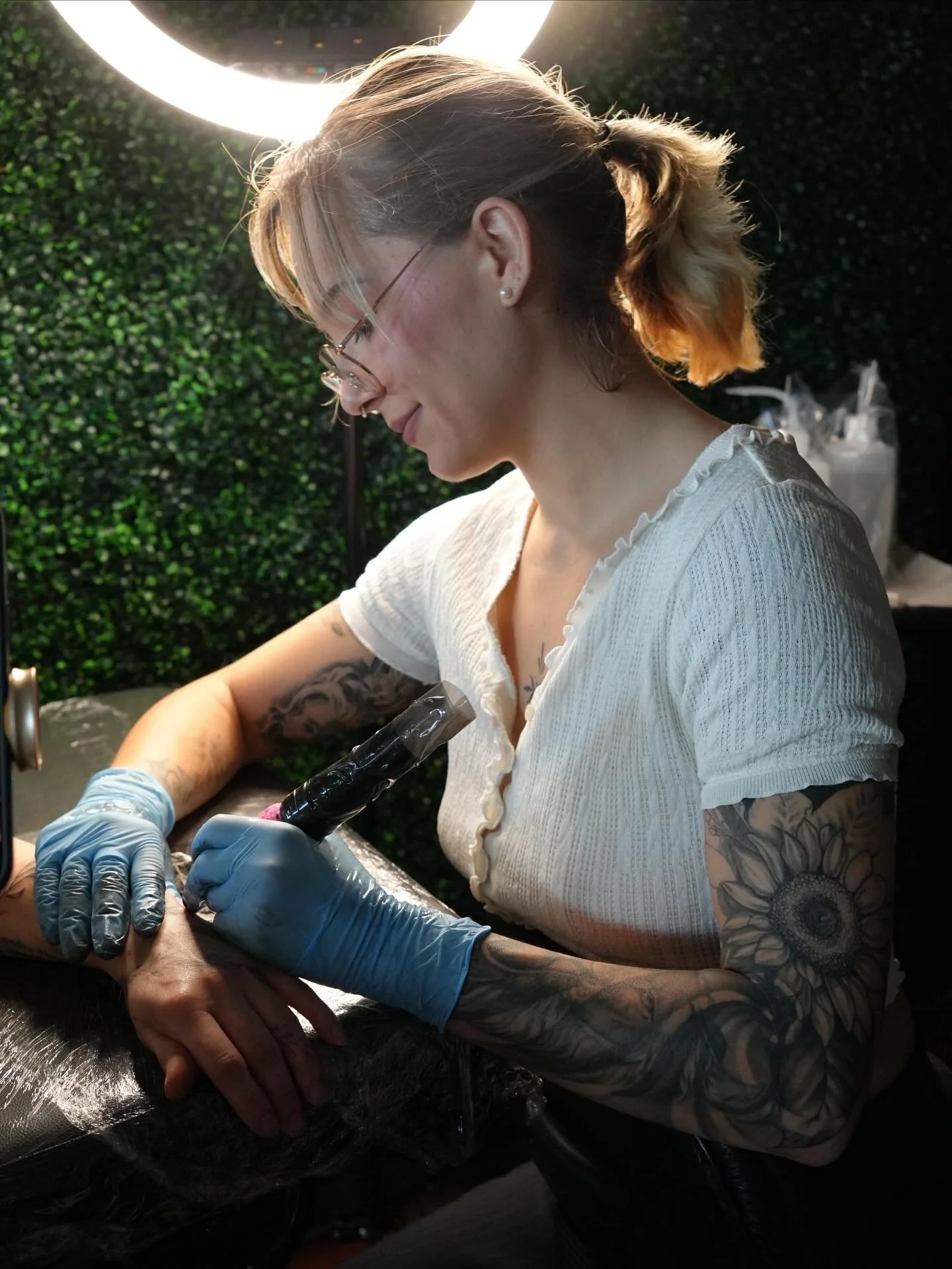 ✨Am I living my best life?✨
A) Yes
B) Hell yea
C) Absolutely
D) All of the above ❤️🤝
&bull;
Done @obscura.tattoo 
@anarchy_tattoo_supplies 
&bull; 
#darienwrona #ottawatattooartist #ottawaartist #inked #finelinetattoo