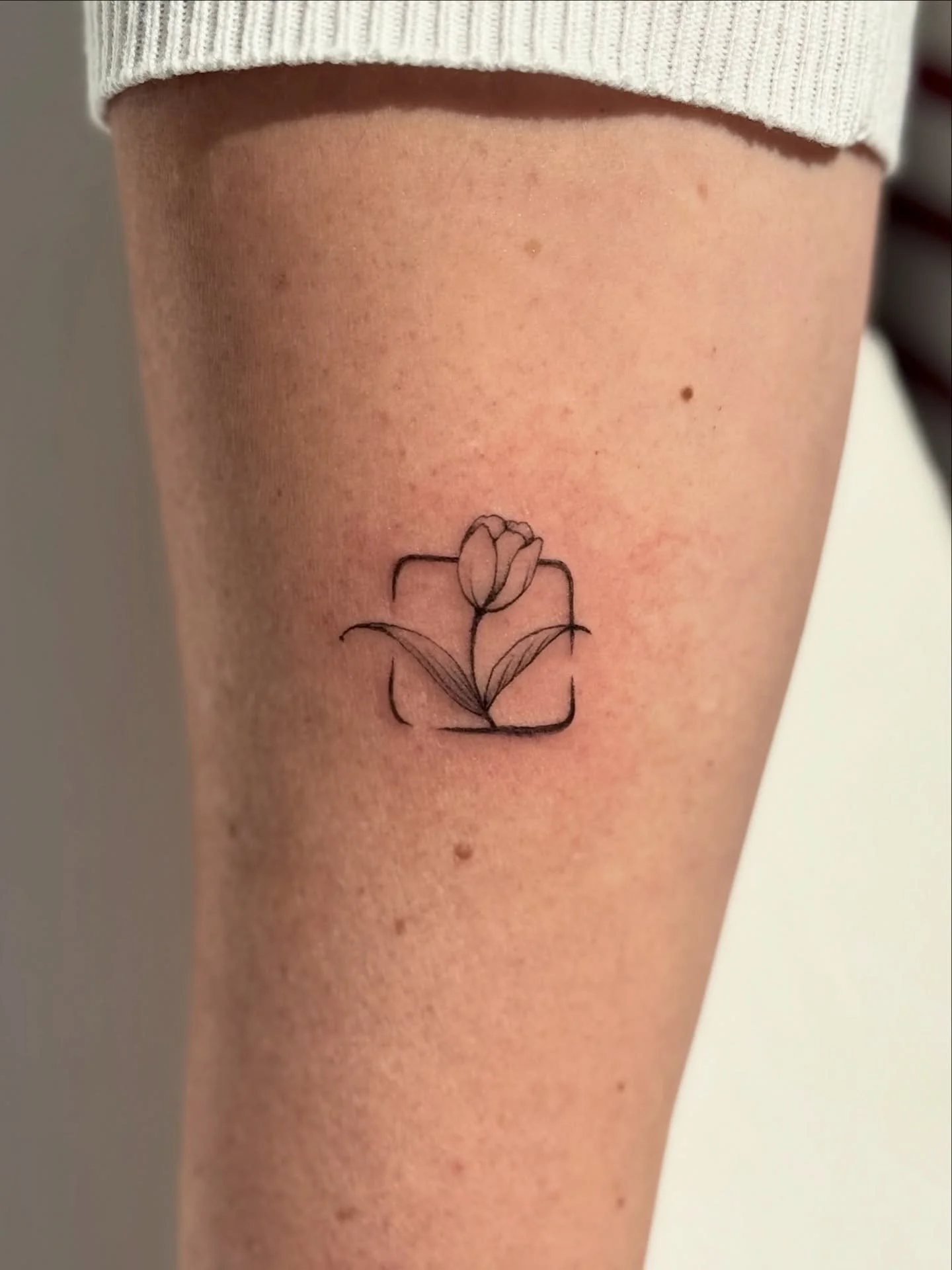 Mini tulip for Mar&iacute;a! So happy to do this lil piece for you, thank you so much for trusting me ☺️

&bull;&bull;&bull;
December bookings are currently open! 

To book a session with me, please contact me at 
gettattooed@obscura613.com 
Please a