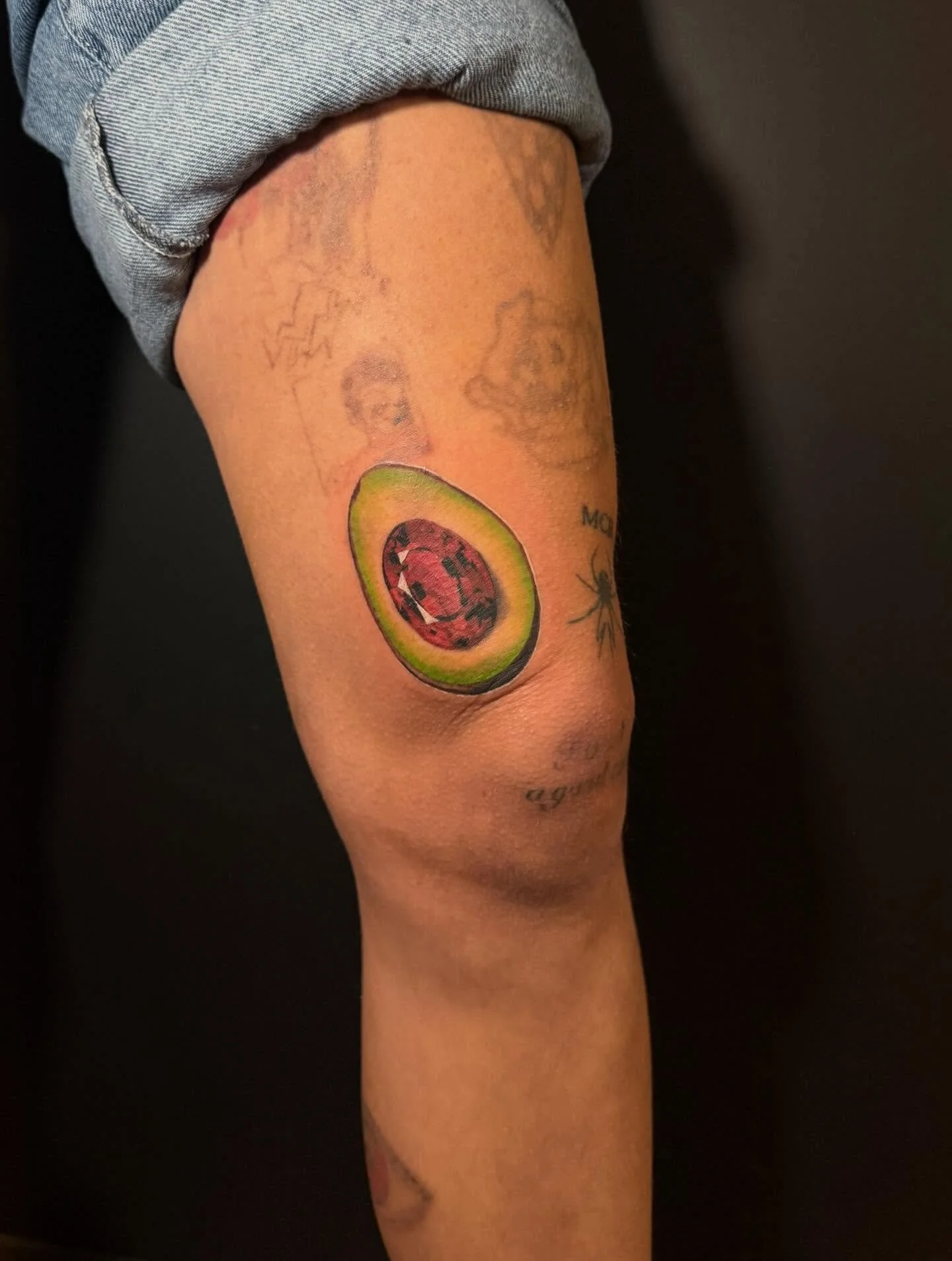 ✨A gem avocado for you✨
&bull;
Plus a cover-up of one of my faded tattoos done by @removery !
&bull;
Done on me by me @obscura.tattoo 
@anarchy_tattoo_supplies 
@emalla.canada 
@emalla.official 
@kwadron 
&bull;
#darienwrona #ottawatattooartist #otta