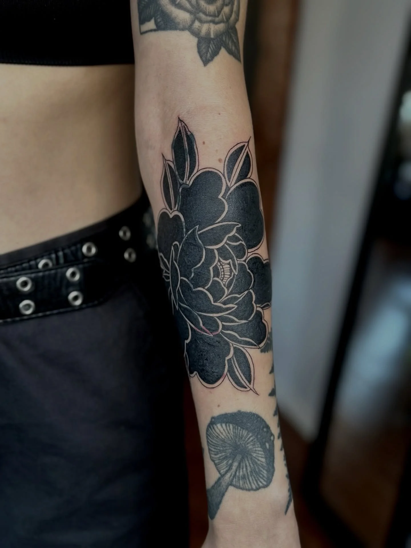 Black Peony Cover up - swipe to last side for before! 

Done by @artbyrobs 
Studio @obscura.tattoo