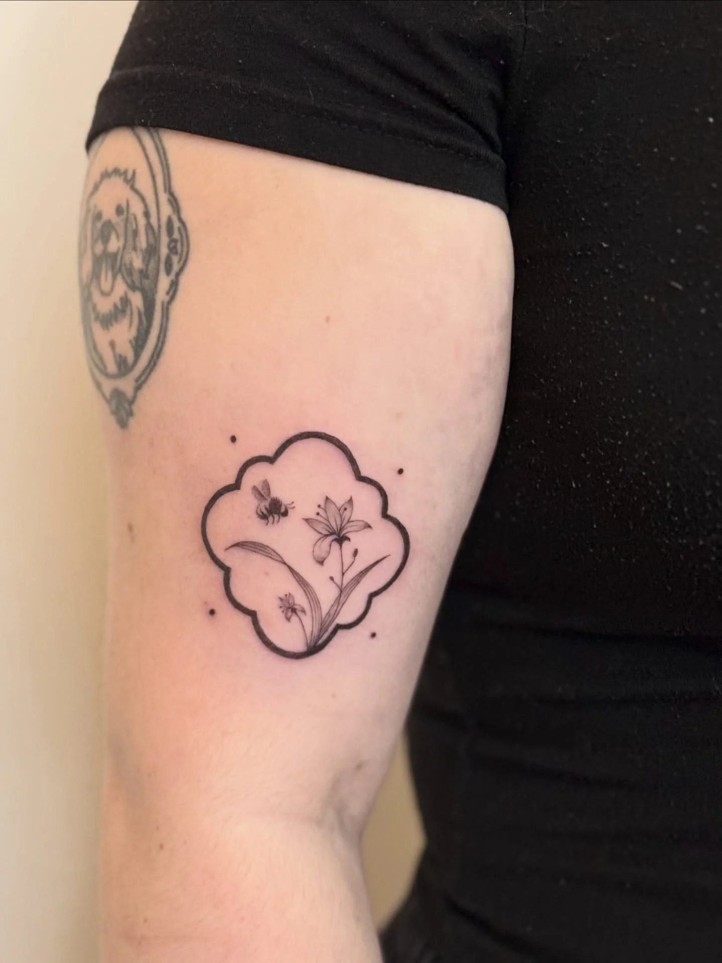 Little bee and floral frame for Emma! Thank you so much for your trust and giving this piece a home 💕