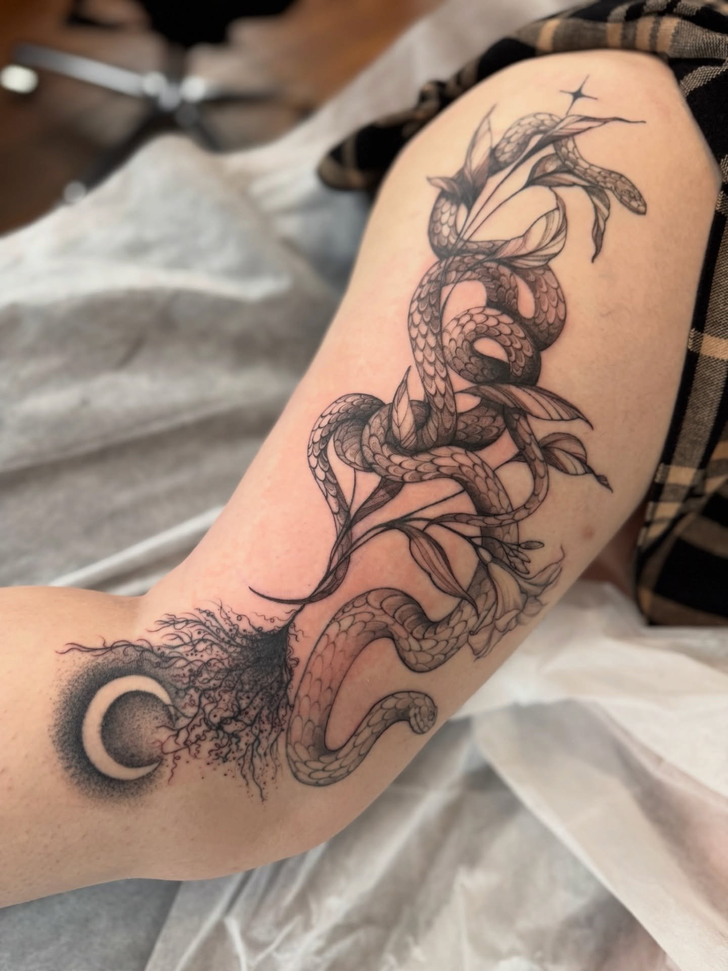 Gorgeous thigh piece 

Done by @mariah.landers 
Studio @obscura.tattoo