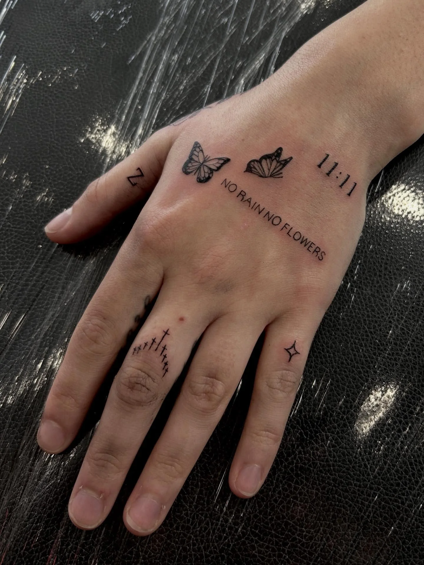 Some small tattoos recently done by me 🖤✨

@obscura.tattoo 

#tattooideas #tattoodesigns #handtattoos #finelinetattoo #fineline #smalltattoos