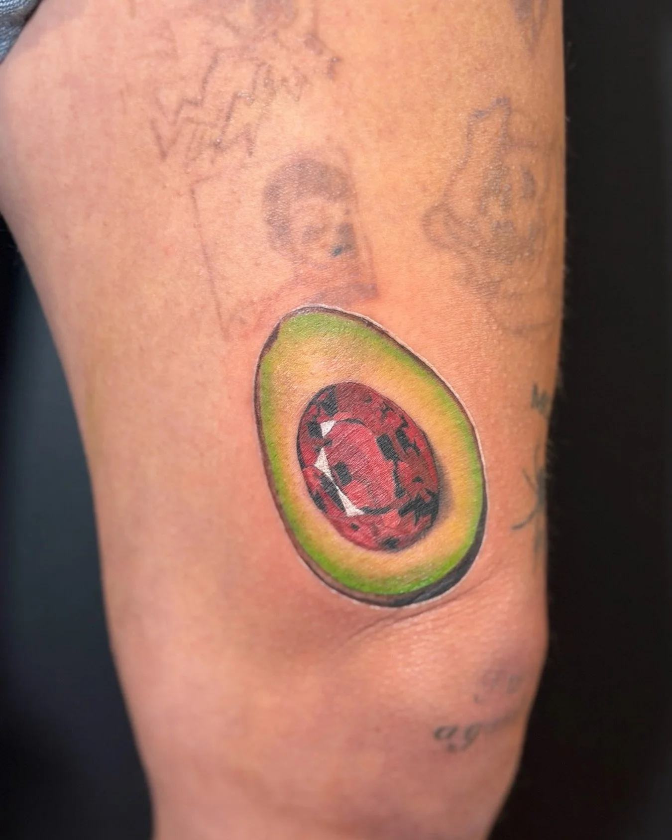 The detail !! Dee did an incredible job with this avocado 🥑
.
.
.
Artist: @darienwrona.tattoo 
Studio: @obscura.tattoo 
.
.
.
#realismtattoo #avacadotattoo #gemtattoo #obscuratattoo #ottawatattoo #tattoo