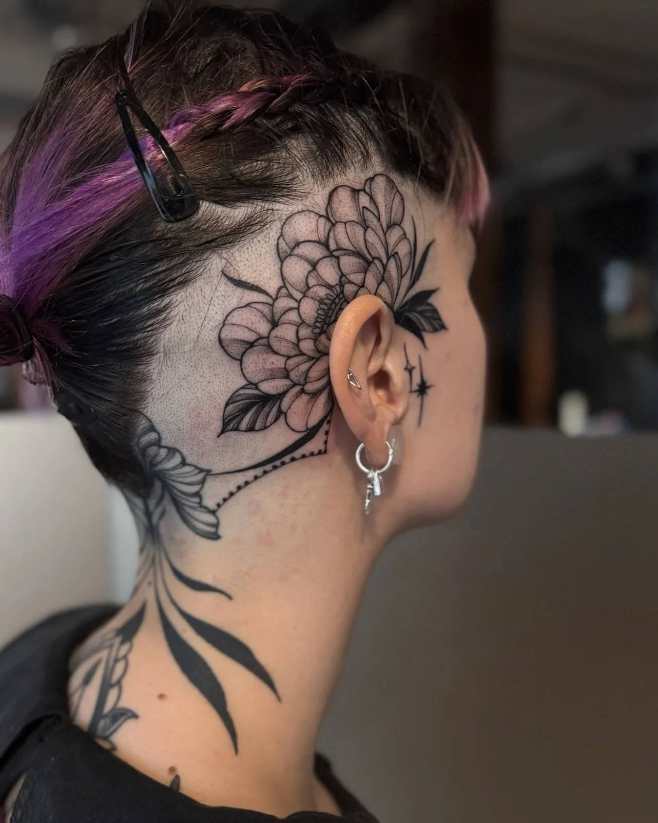 Remembering these beautiful florals behind the ear done by @mariah.landers 
.
.
.
Artist: @mariah.landers 
Studio: @obscura.tattoo 
.
.
.
#ottawatattoo #obscuratattoo #tattooideas #blackandgreytattoo #tattoo