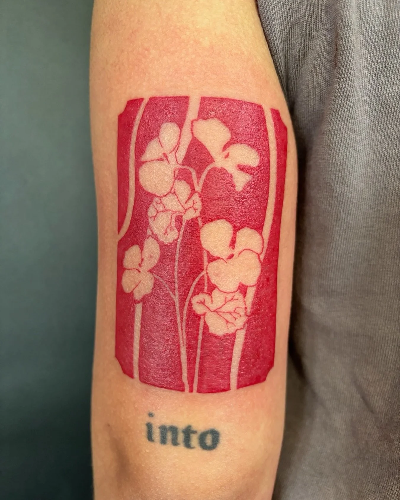 Obsessed with this red floral tattoo done by @h8horses ❗️
.
.
.
Artist: @h8horses 
Studio: @obscura.tattoo 
.
.
.
#redtattoo #floraltattoo #ottawatattoo #obscuratattoo #tattooideas #tattoo