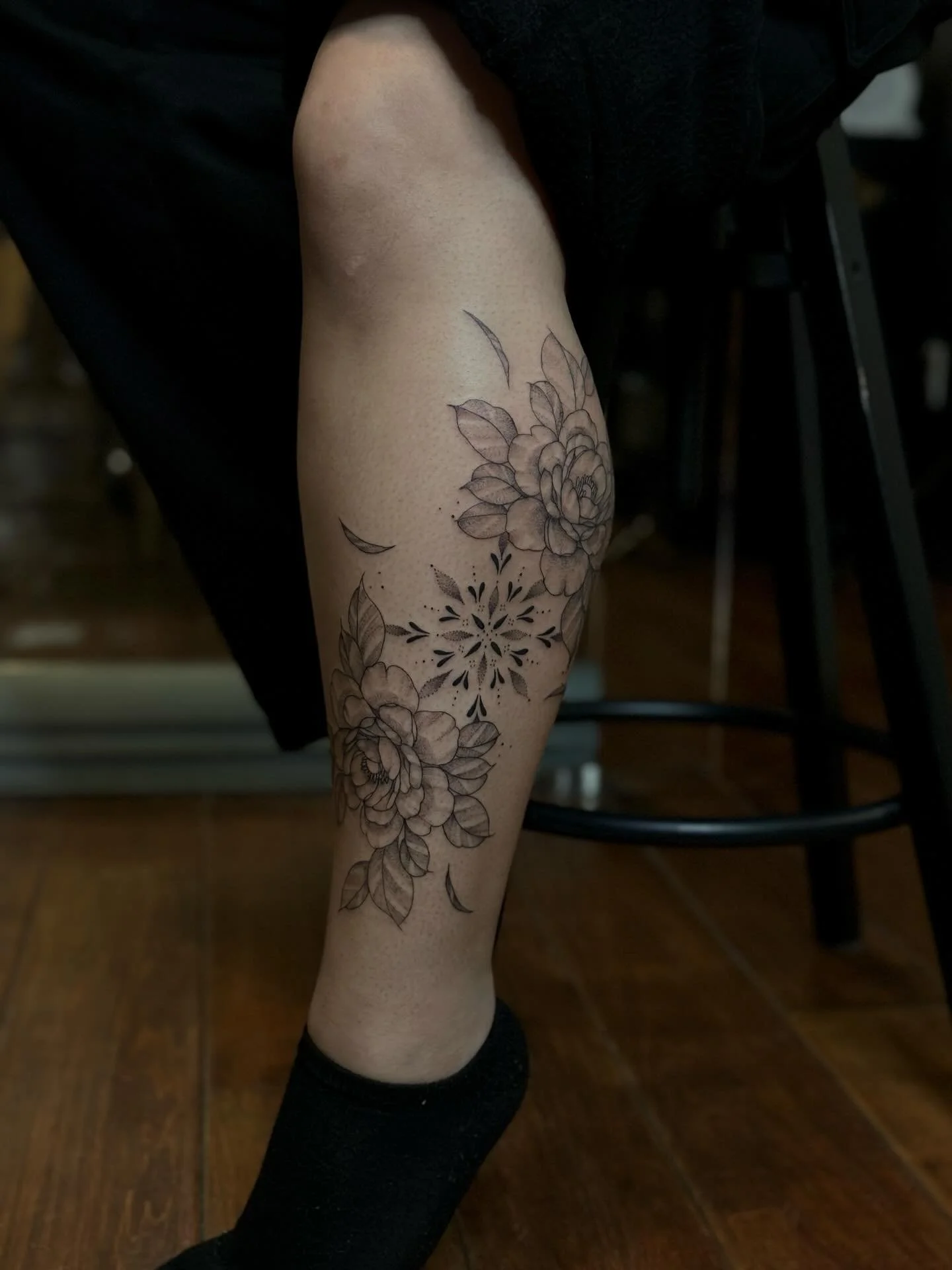 ⟡ old flash design for Olivia!!! thank you so so much!!! 🫶🏼 ⟡ 

⟡ Link in bio to book!!! 

@obscura.tattoo 

#femaletattooartist #tattoos #ottawatattoo #legtat #floraltattoo