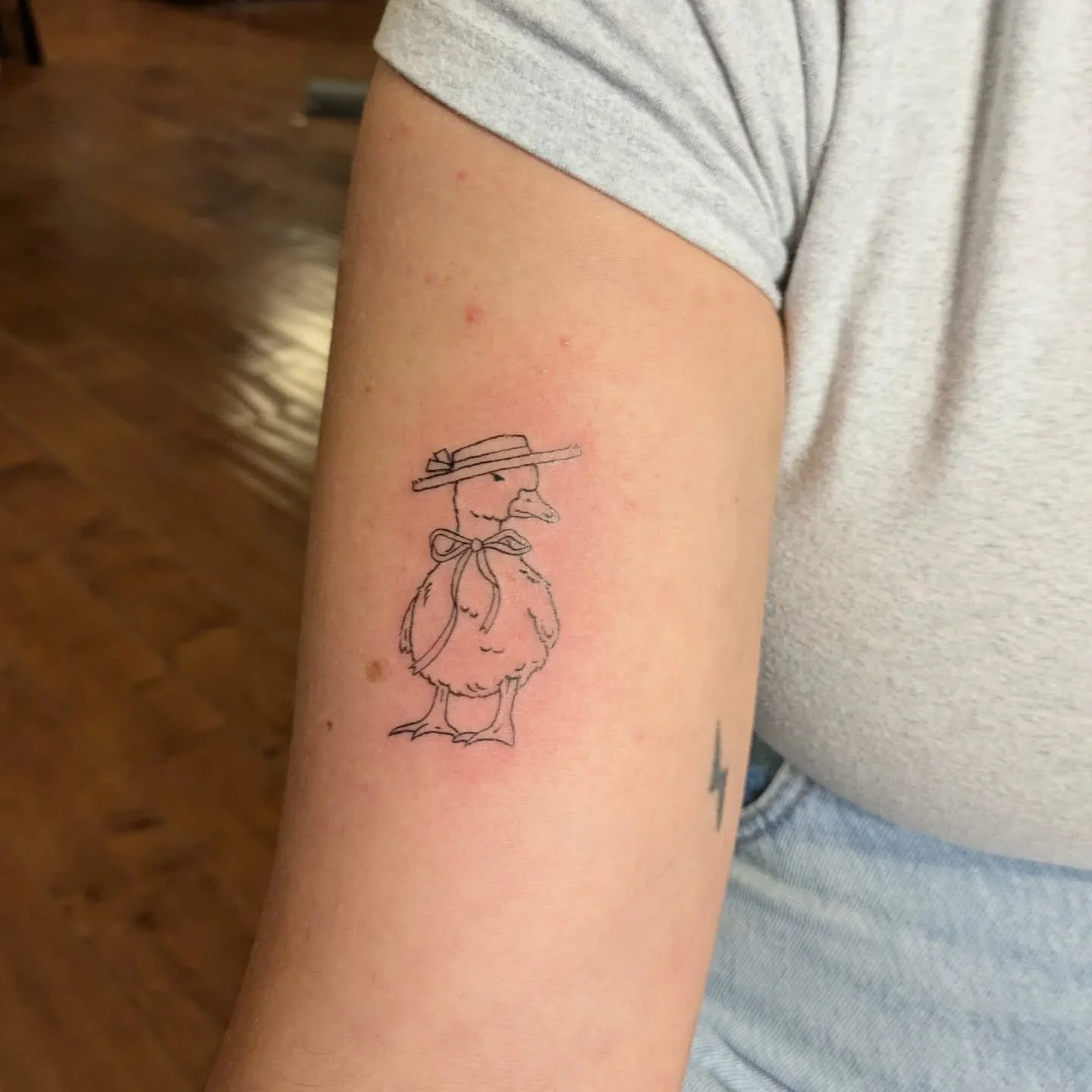 This is somehow the less blurry or reflective picture I have of this absolute cutie pie, which is a crime 👽 The hat really adds something, don't you think?