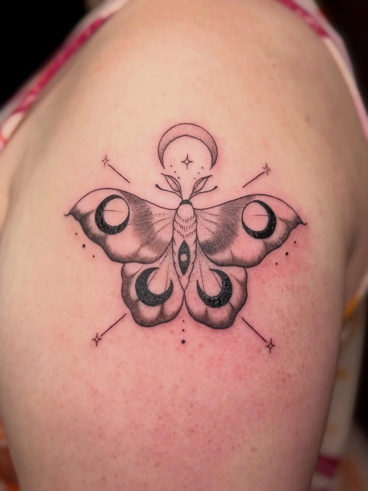 such a pretty moth done by @martini.tattoos 
.
.
.
Artist: @martini.tattoos 
Studio: @obscura.tattoo 
.
.
. 
#ottawatattoo #obscuratattoo #tattooideas #tattooartist #ottawaartist