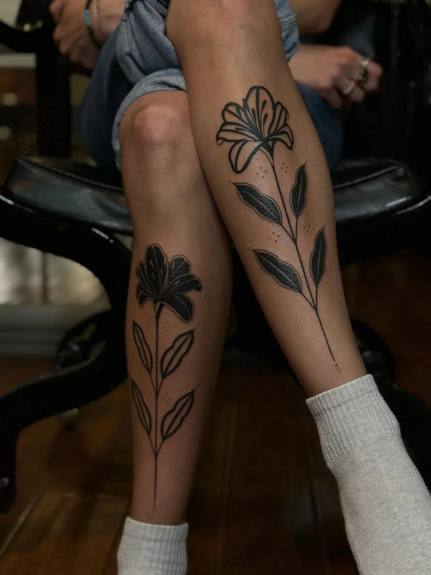 ⟡ both done in one session!! thank you so much! such a fun style to do!!🫶🏼 ⟡ 

⟡ Link in bio to book!!! (more like this pls) :) 

@obscura.tattoo 

#femaletattooartist #shintattoo #ottawatattoo #blackwork #floraltattoo