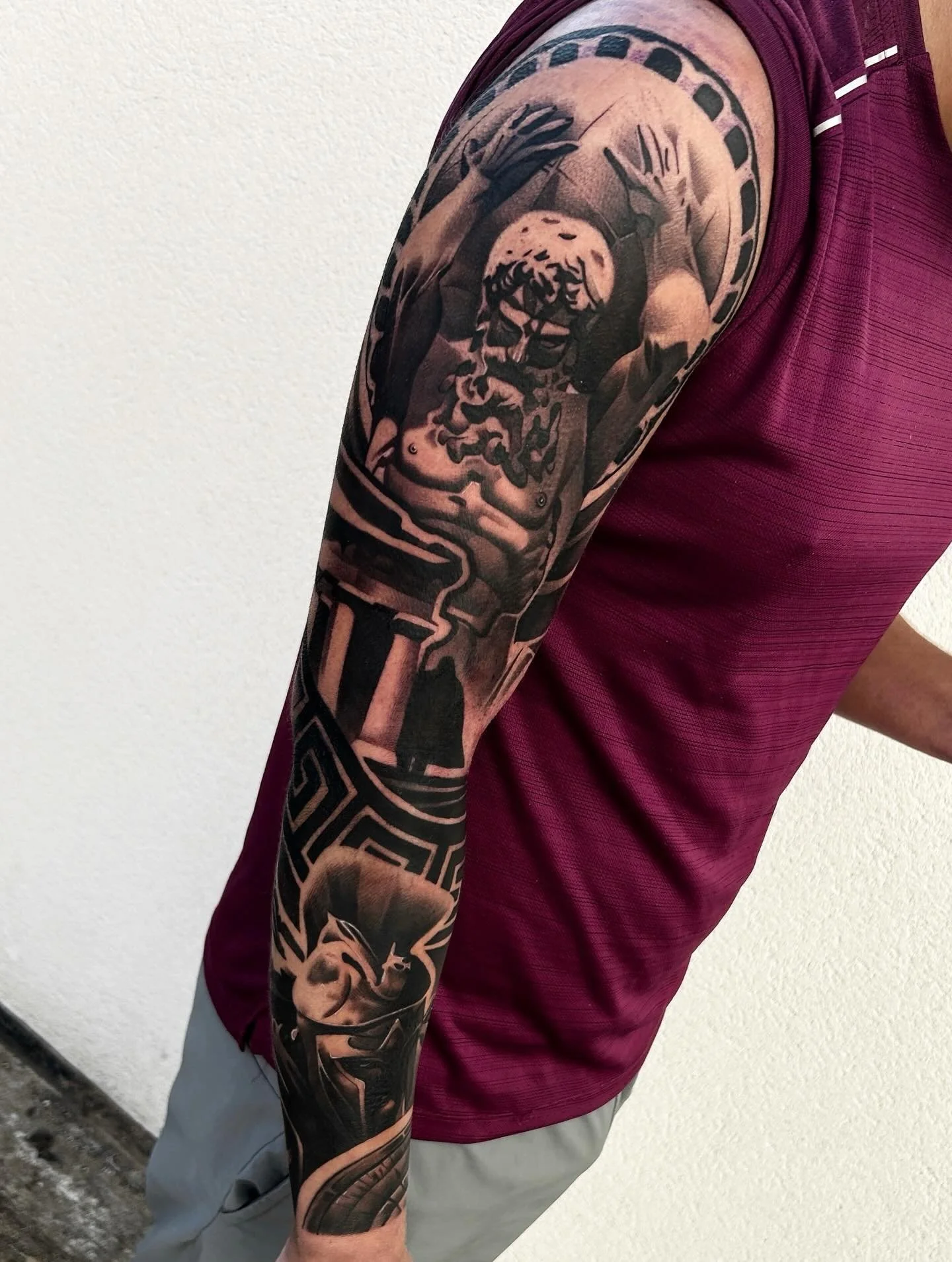 Greek sleeve. Two days, 15 hours total. One of my favourite subject matters to tattoo, thank you to my client for the trust on this one🙏🏻

@obscura.tattoo 📍
@kwadron 
@anarchy_tattoo_supplies 

#tattoosleeve #fullsleevetattoo #tattoorealism #greek