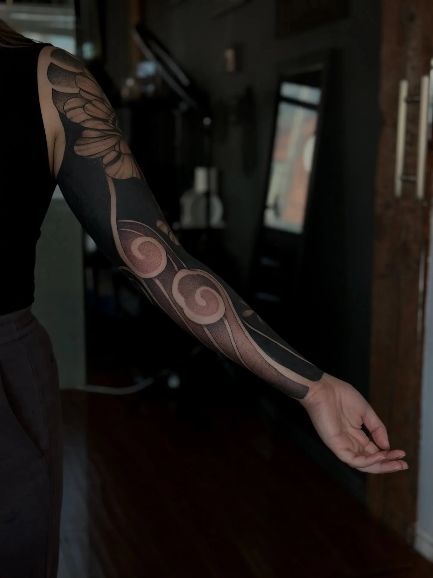 Beautiful bold gradients and peonies please! 🤩
.
.
.
Artist: @artbyrobs 
Studio: @obscura.tattoo 
.
.
.
#ottawatattoo #ottawaartist #obscuratattoo #sleevetattoos #blackworktattooartist