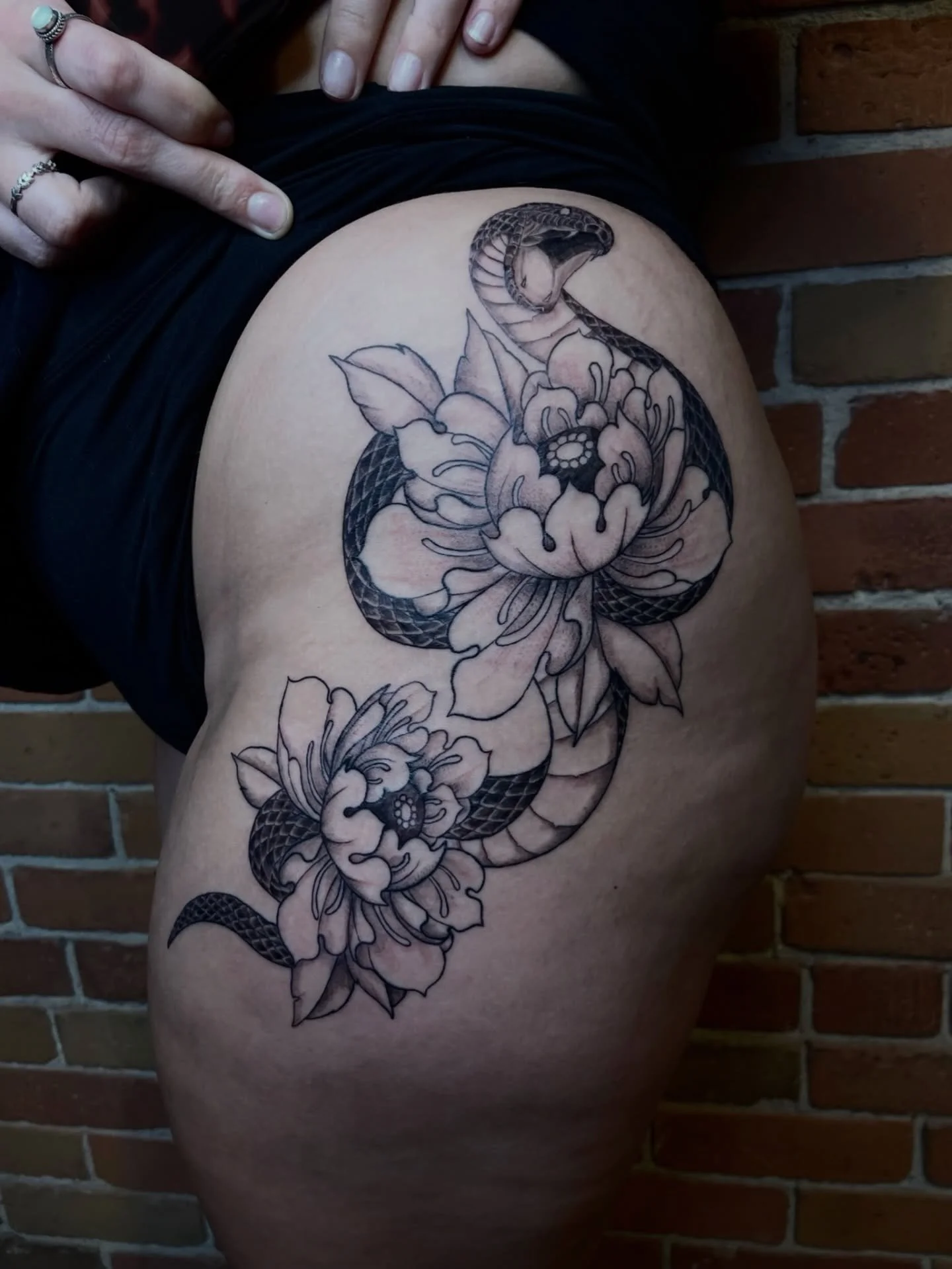 The most perfect hip adornment 🐍
.
.
.
Artist: @tattoosbyabbeysmith 
Studio: @obscura.tattoo 
.
.
.
#ottawaartist #ottawatattoo #obscuratattoo #snakeandflowertattoo #snaketattoo