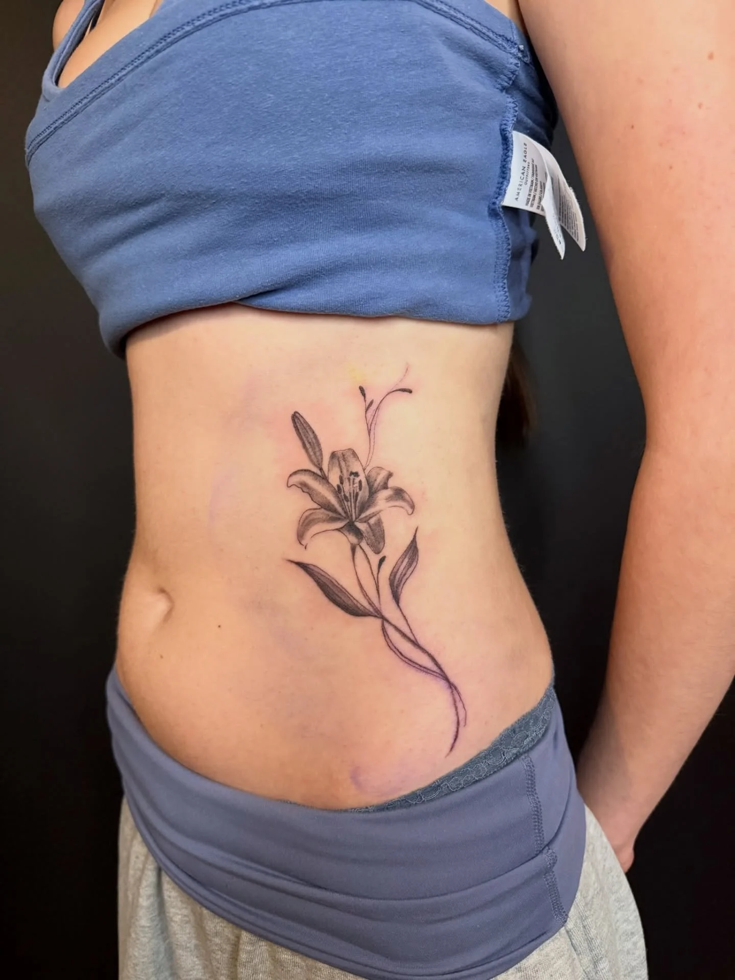 Whispy lilies by @darienwrona.tattoo ✨
.
.
.
Artist: @darienwrona.tattoo 
Studio: @obscura.tattoo 
.
.
.
#ottawatattoo #obscuratattoo #ottawaartist #lilytattoo #waisttattoo