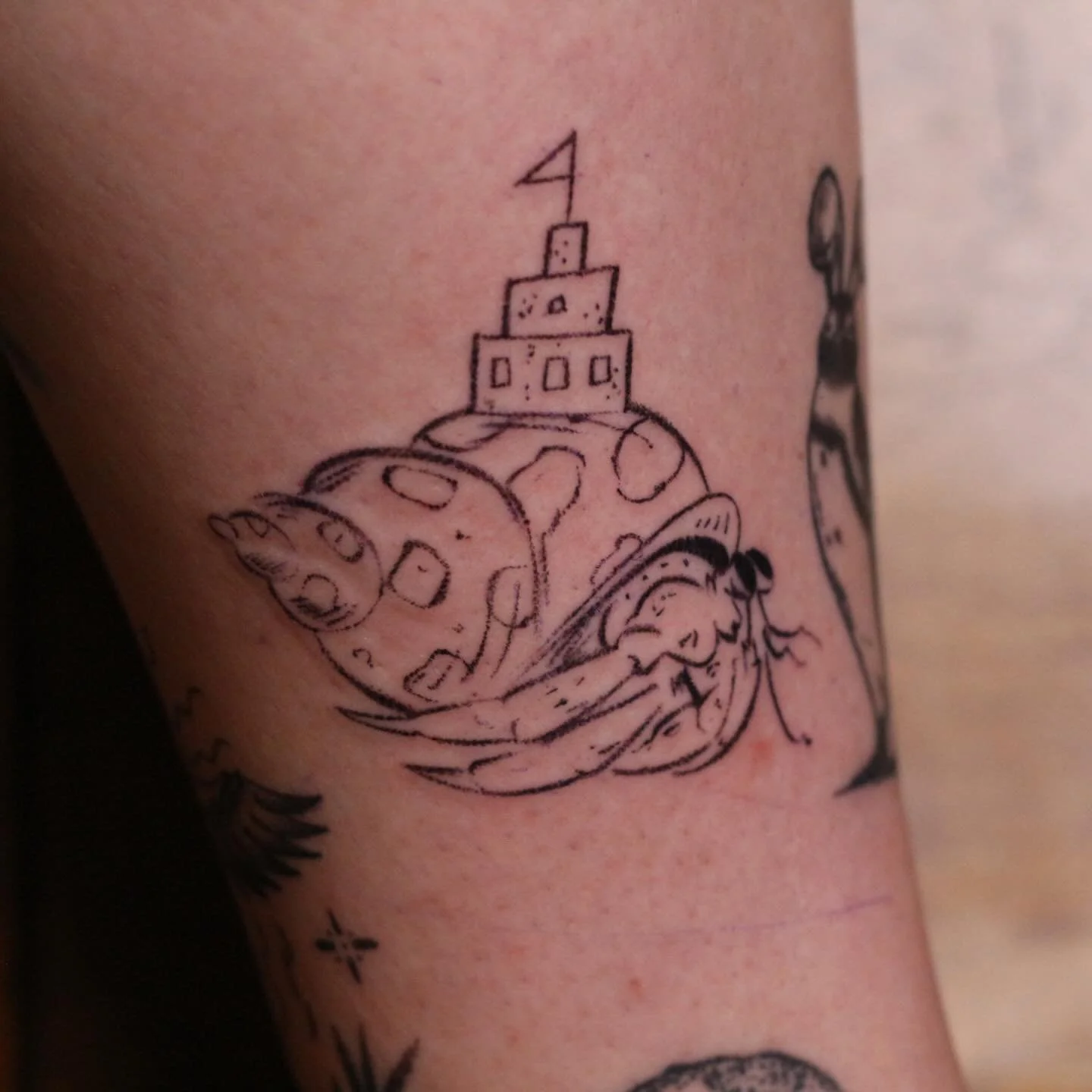 Was so happy this little guy was grabbed! I love creating  pencil like textures in tattoos and wanna keep doing more! 

Thank you for the trust 😎

Done at @obscura.tattoo 

Supplied by @anarchy_tattoo_supplies 

#tattoo #hermitcrabtattoo #marinelife