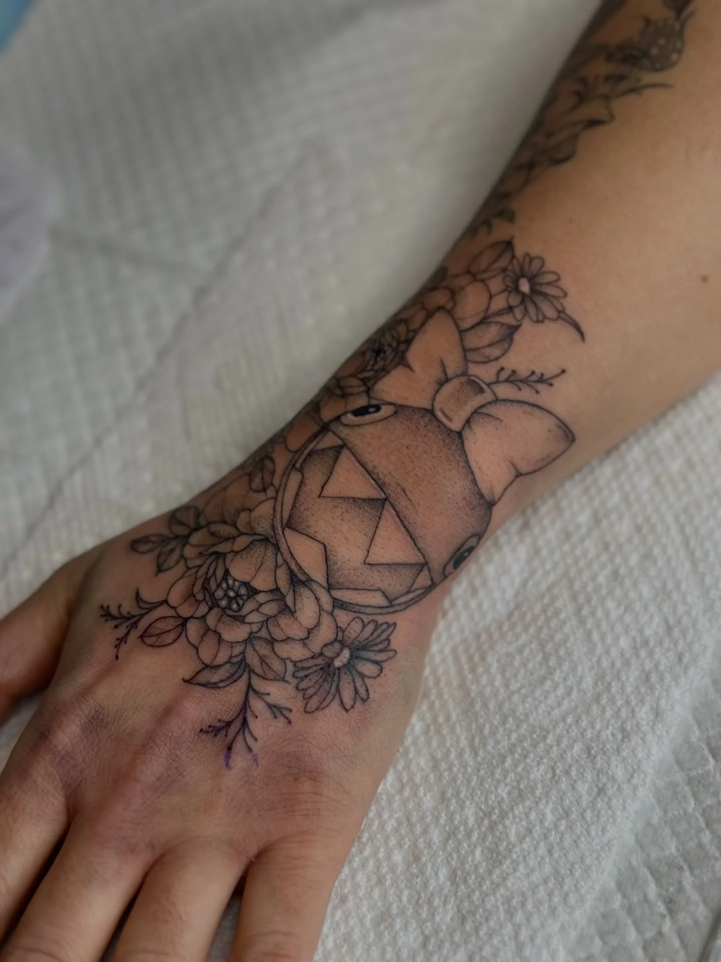 A fun yet elegant addition makes the perfect tattoo combo 🎀
.
.
.
Artist: @artbyrobs 
Studio: @obscura.tattoo 
.
.
.
#ottawaartist #ottawatattoo #obscuratattoo #gametattoo #handtattoo