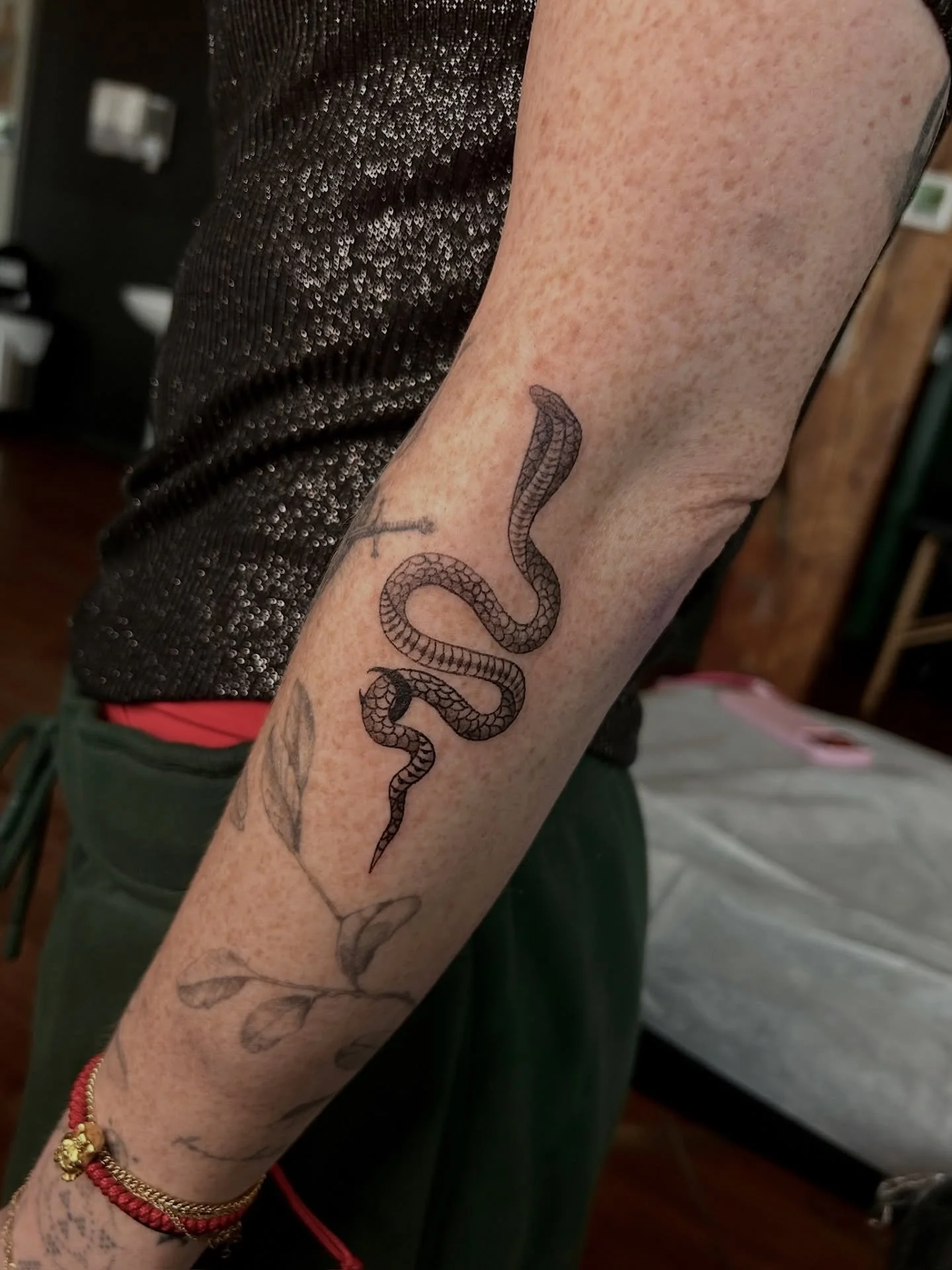 Satisfying cobra placement by @harveyztattooz 
.
.
.
Artist: @harveyztattooz 
Studio: @obscura.tattoo 
.
.
.
#ottawaartist #ottawatattoo #obscuratattoo #cobratattoo #snaketattoo