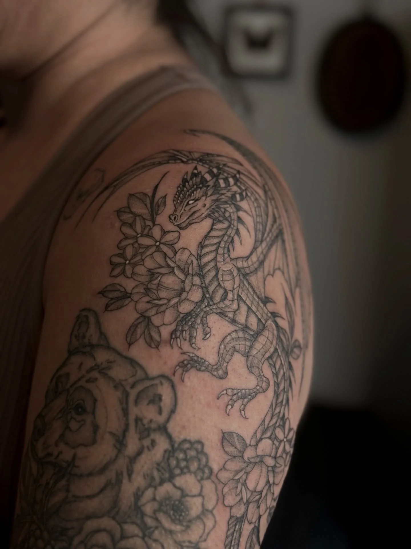 Dragon shoulder companion by @artbyrobs 🐲
.
.
.
Artist: @artbyrobs 
Studio: @obscura.tattoo 
.
.
.
#ottawaartist #ottawatattoo #obscuratattoo #dragontattoos #fantasytattoo