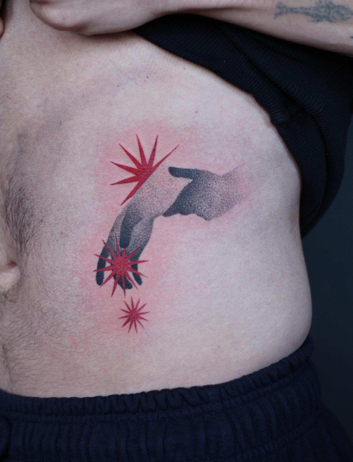 When we hit the red&hellip; no one was allowed to talk lolll
Thank you for the trust

Done at @obscura.tattoo 
Supplied by @anarchy_tattoo_supplies 
Used @emalla.official 

#ribtattoo #blackandgreytattoo #tattoos #illustrativetattoo #flashtattoo