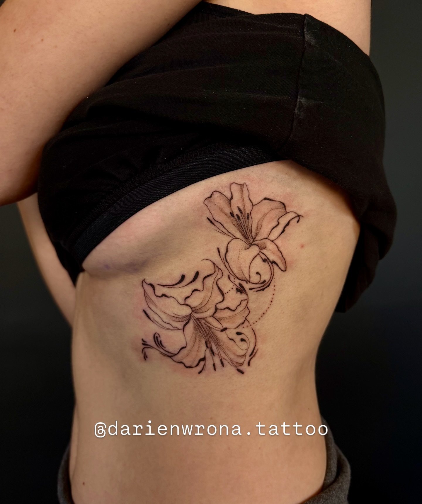 ✨Abstract tulips on the ribs✨
&bull;
This is also a first tattoo and they absolutely CRUSHED it! Thank you for the trust 🫶🏼🔥
&bull;
Done @obscura.tattoo 
@anarchy_tattoo_supplies 
@emalla.canada 
@emalla.official 
@kwadron 
&bull;
#darienwrona #ot